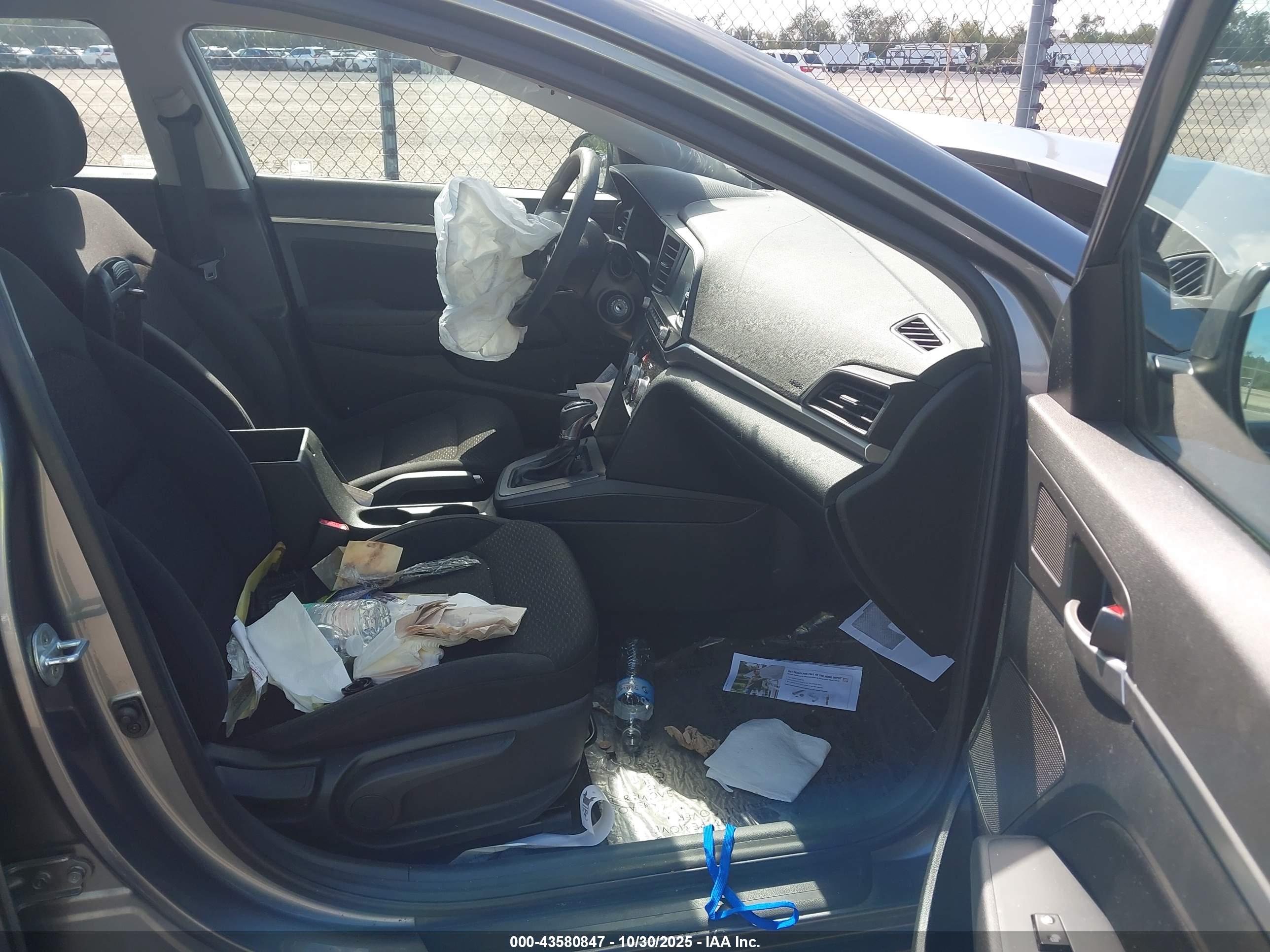 HYUNDAI ELANTRA image 5