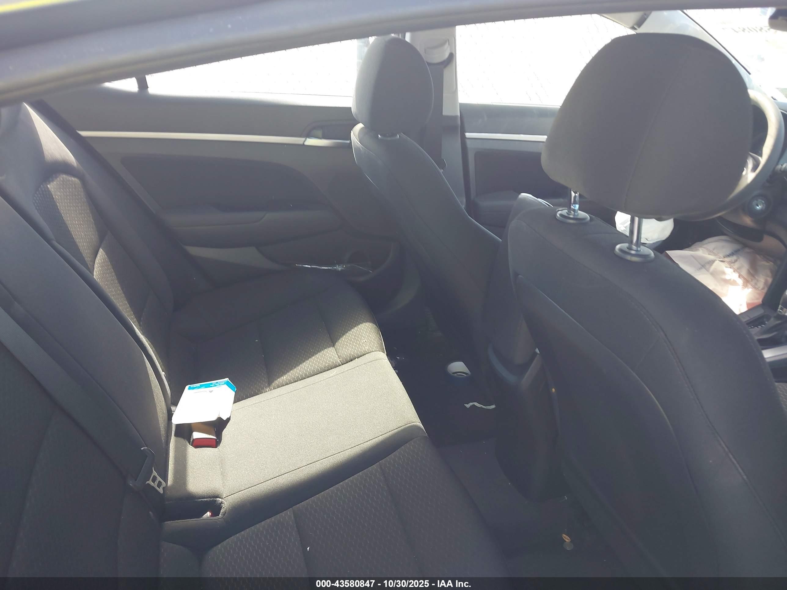 HYUNDAI ELANTRA image 8