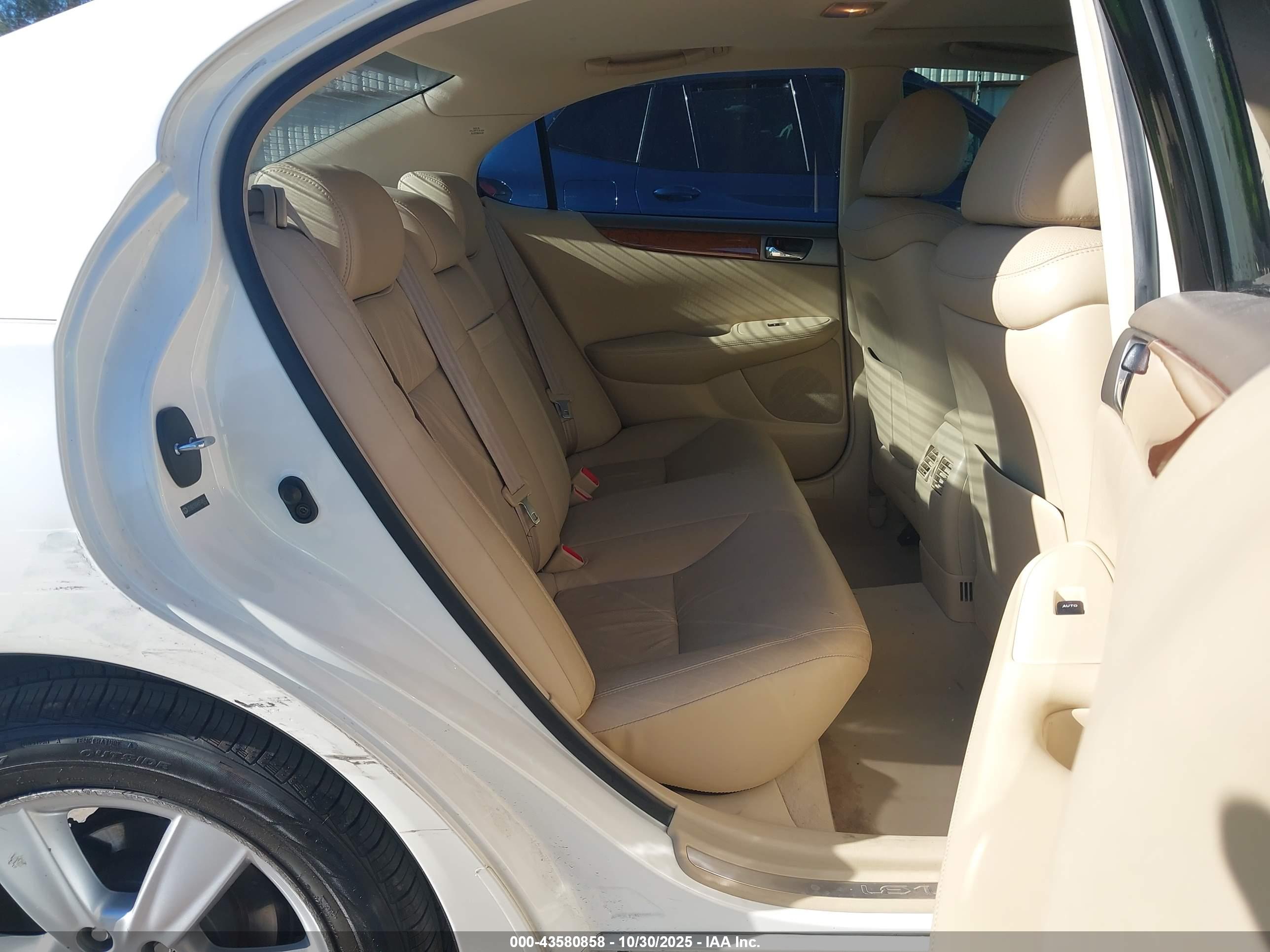 LEXUS ES image 8