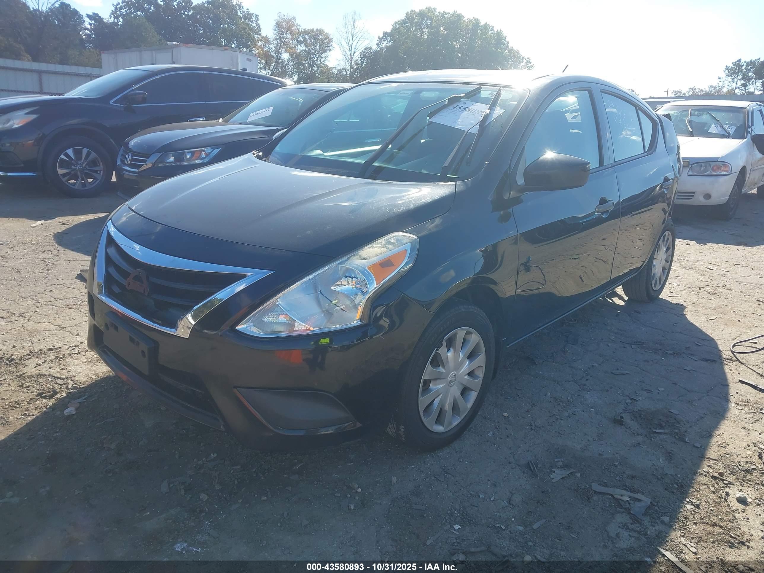 NISSAN VERSA image 2