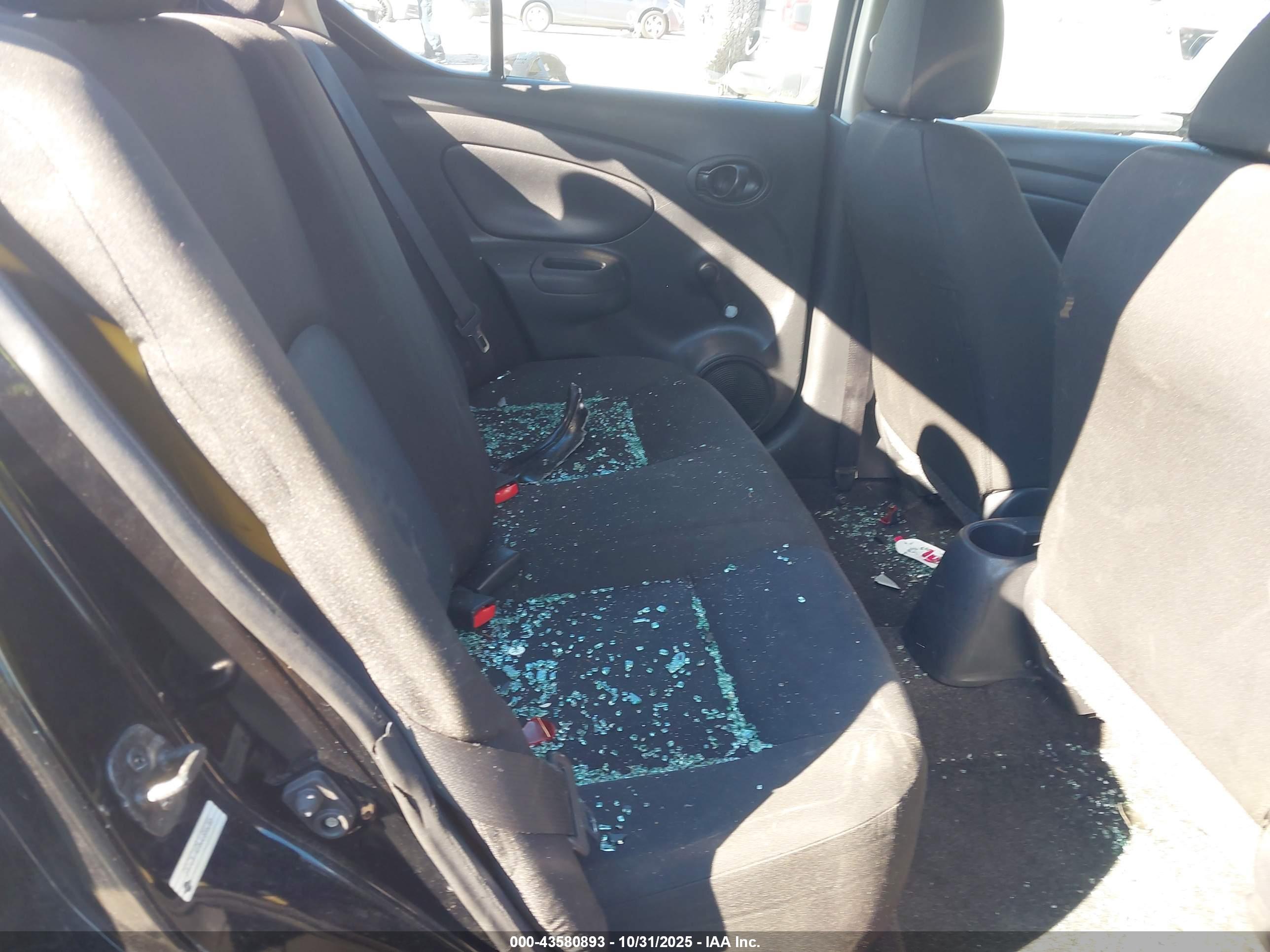 NISSAN VERSA image 8