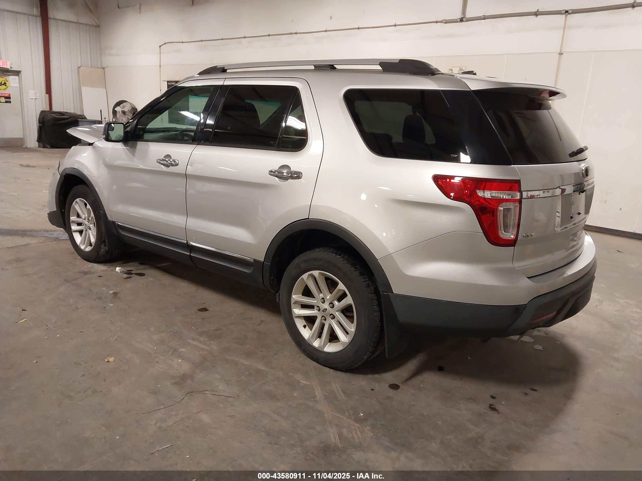 FORD EXPLORER image 3