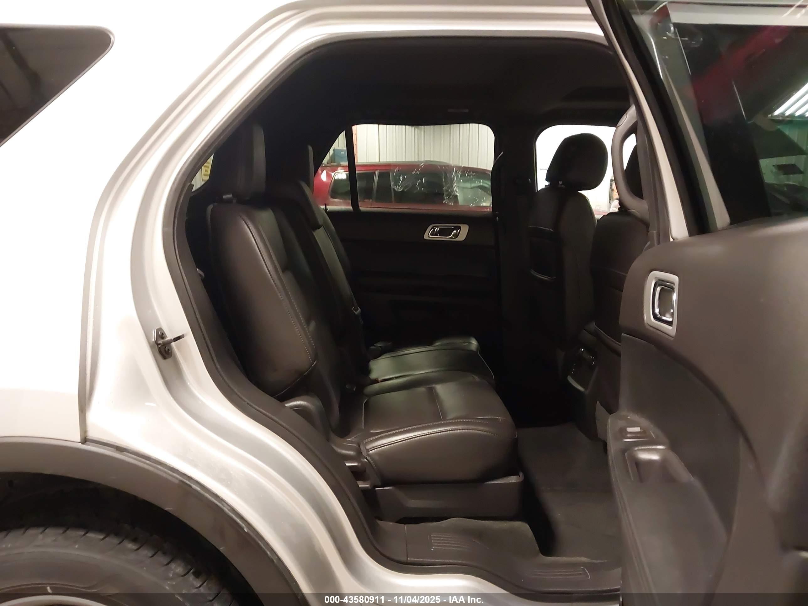FORD EXPLORER image 8
