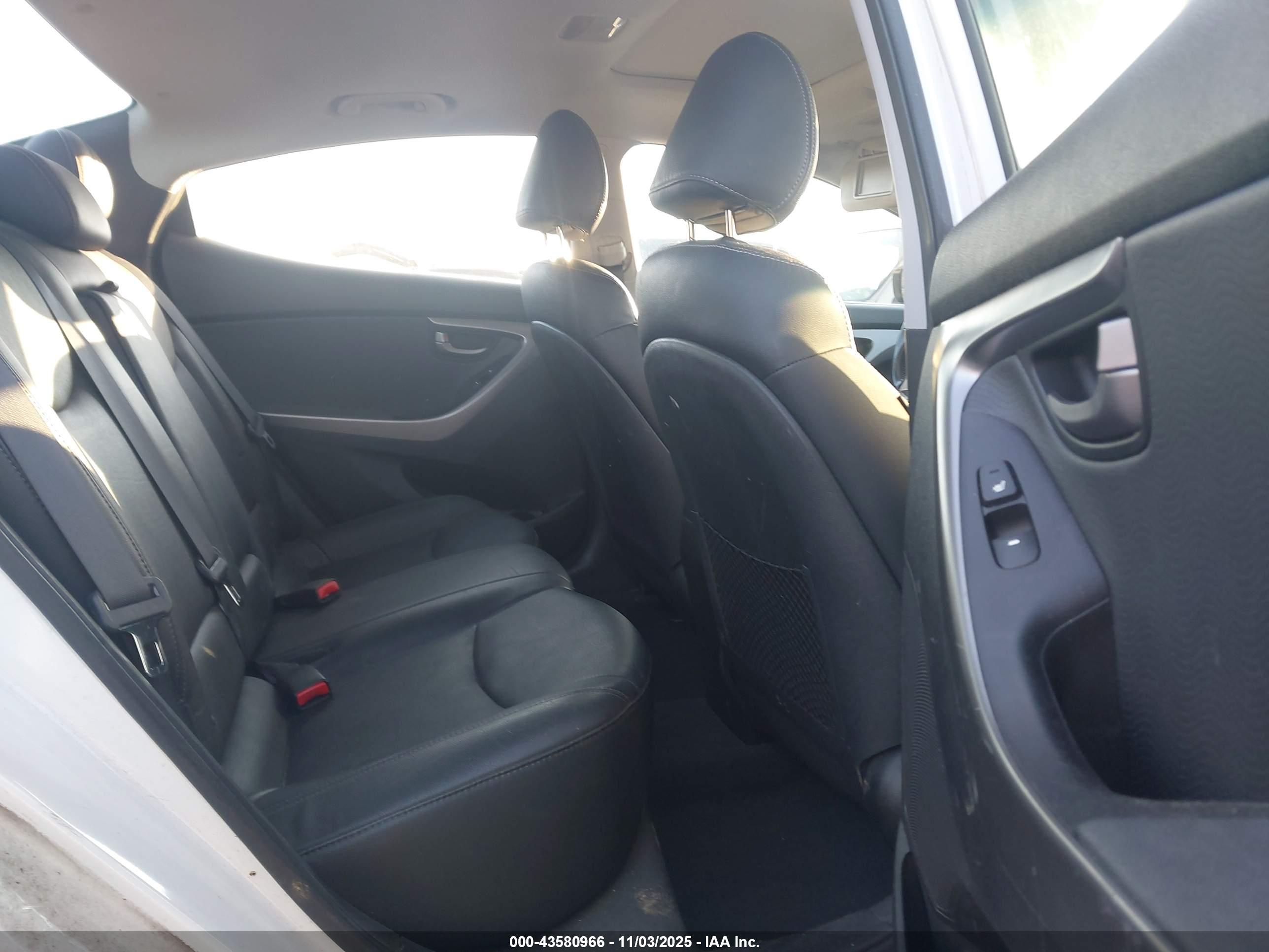 HYUNDAI ELANTRA image 8
