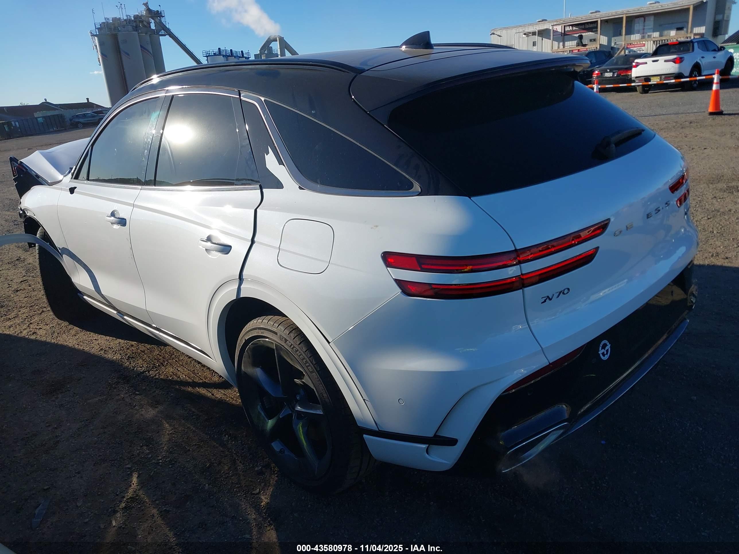 GENESIS GV70 image 3