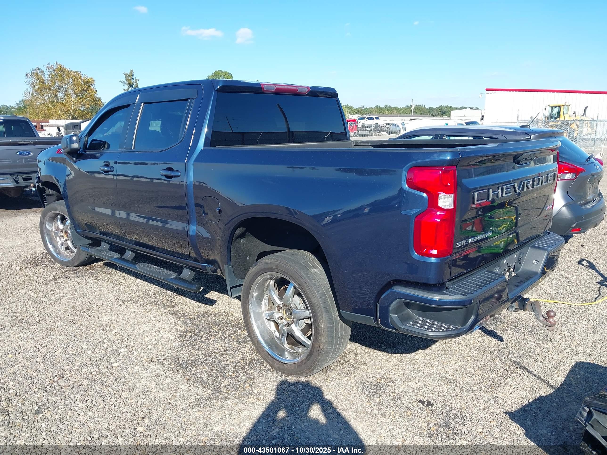 CHEVROLET SILVERADO image 3