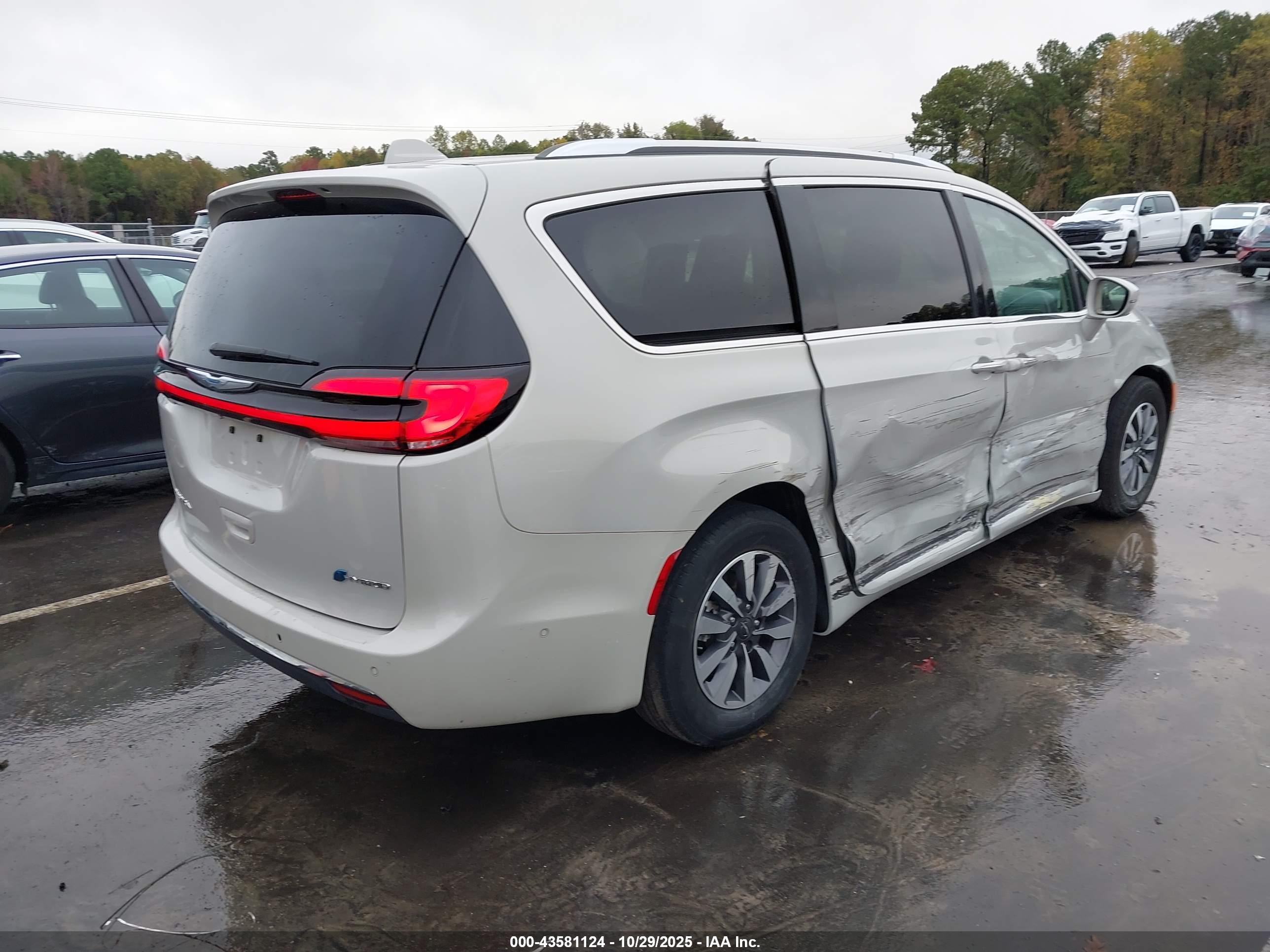 CHRYSLER PACIFICA image 4