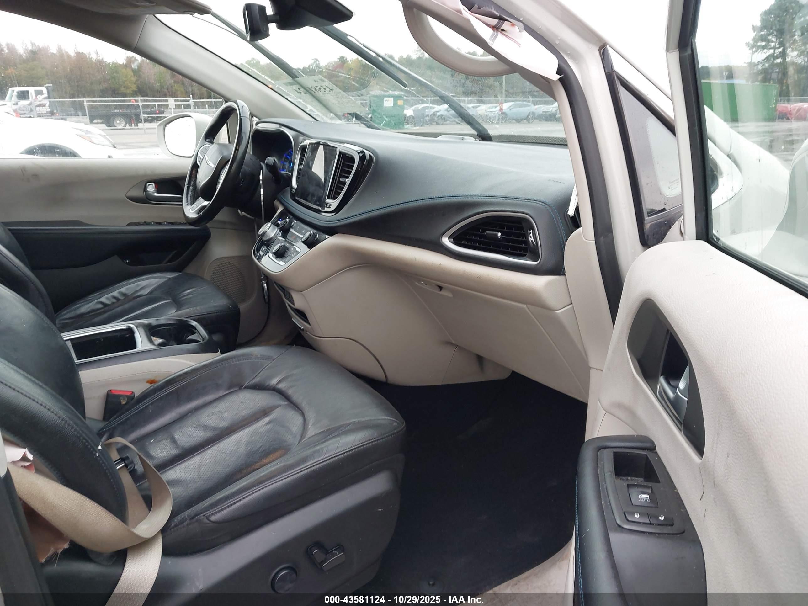 CHRYSLER PACIFICA image 5