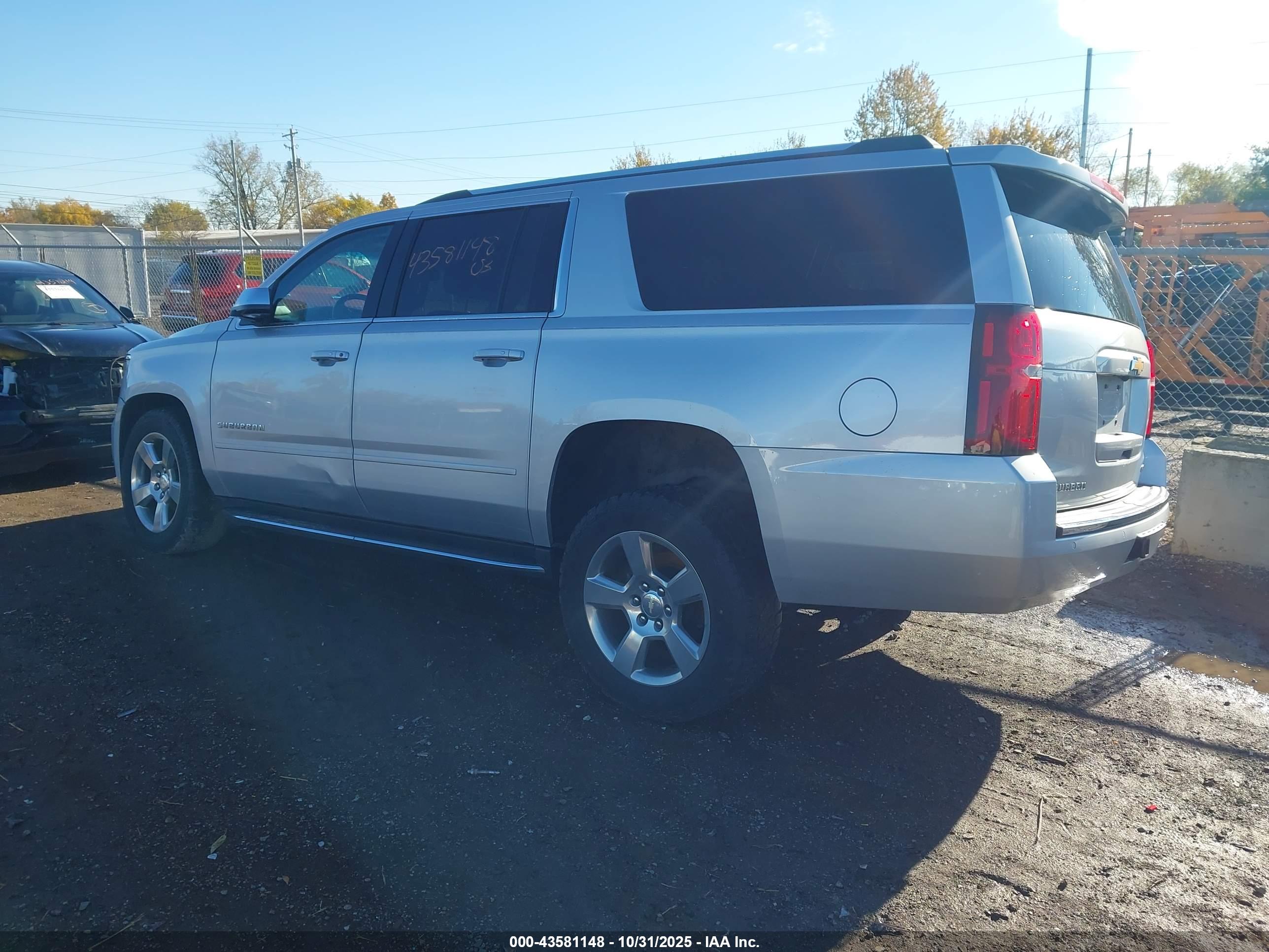 CHEVROLET SUBURBAN image 3