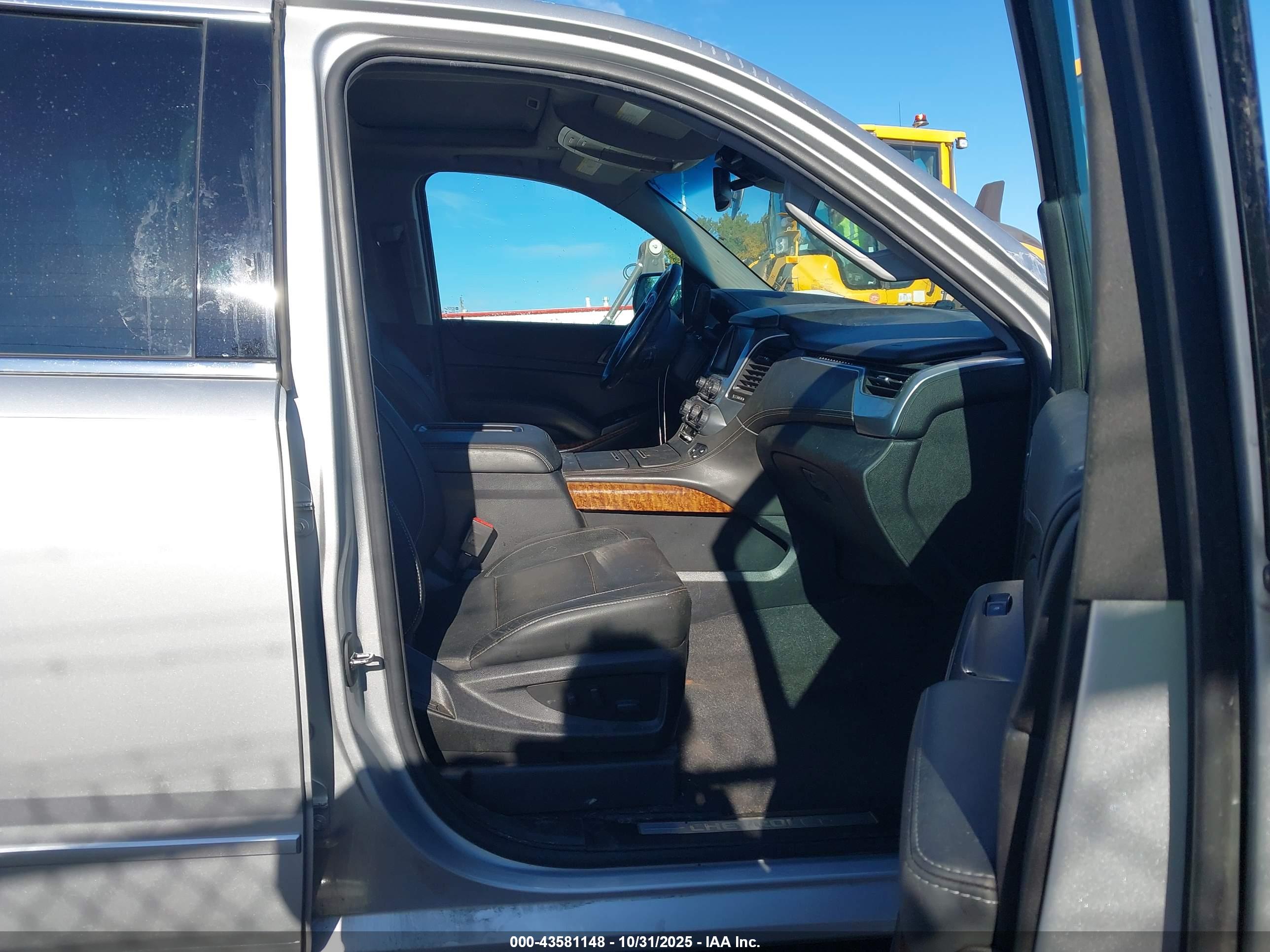 CHEVROLET SUBURBAN image 5