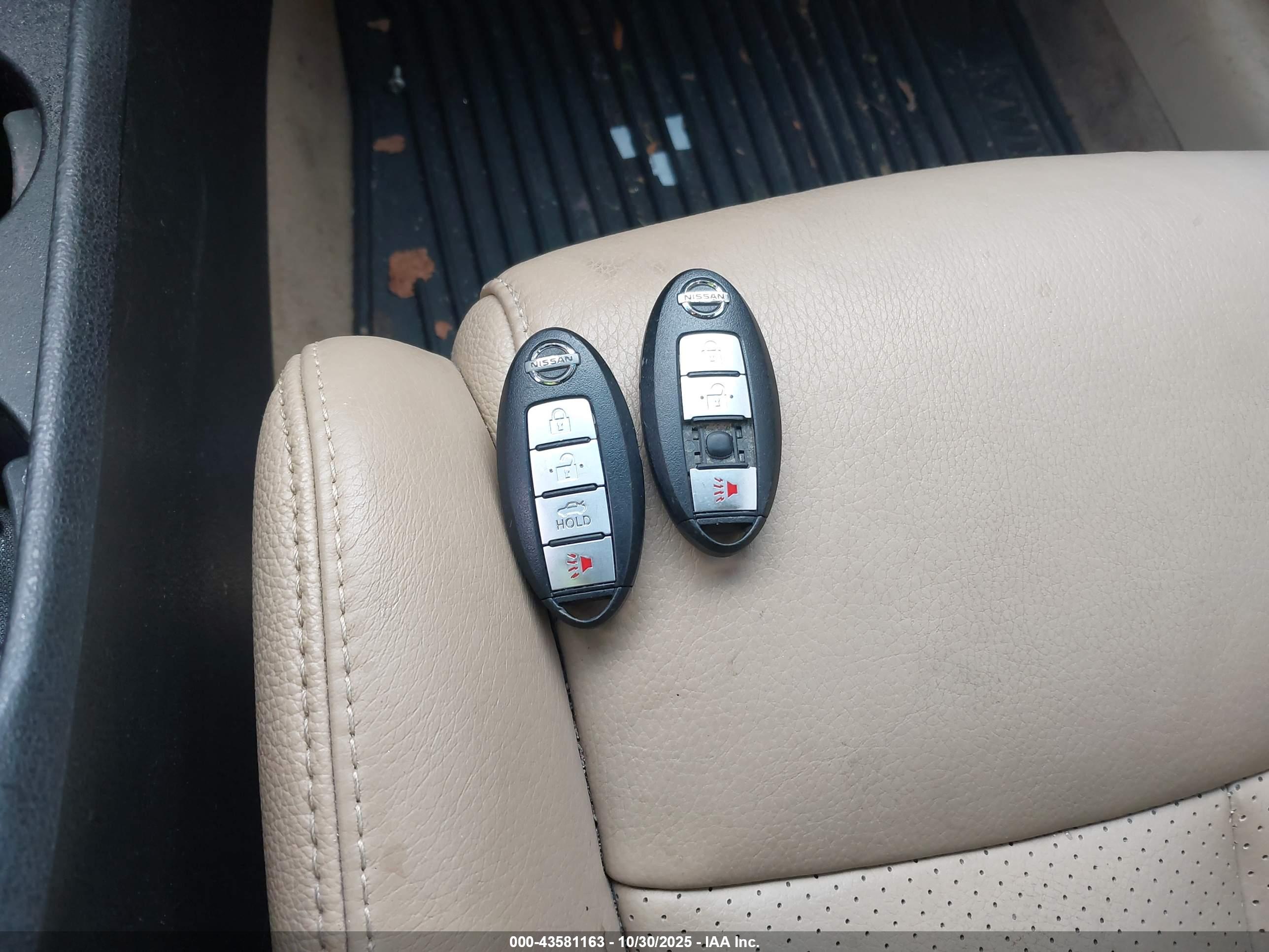 NISSAN MAXIMA image 11