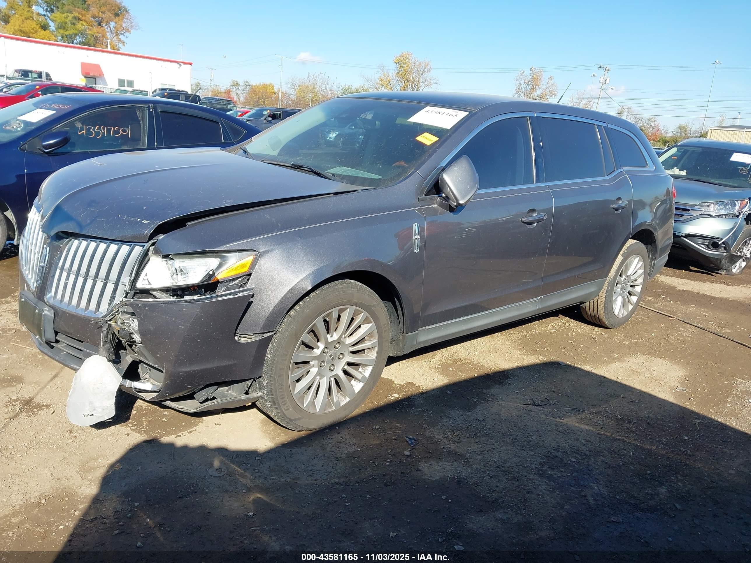 LINCOLN MKT image 2