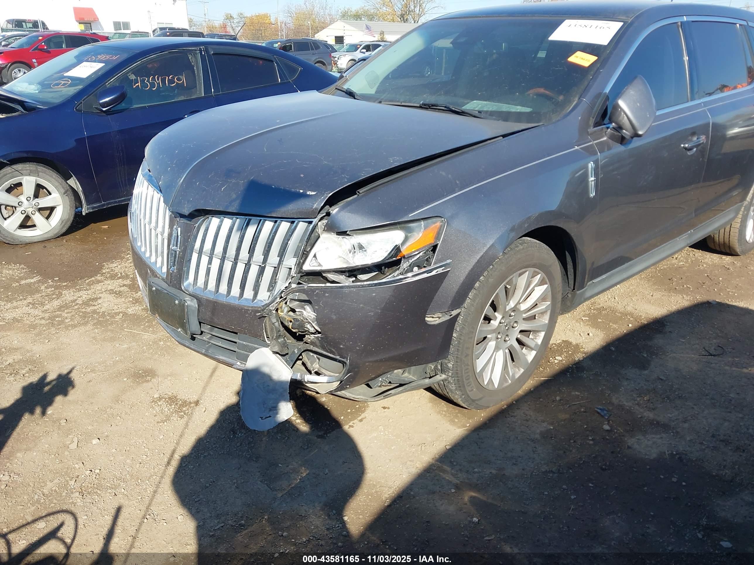 LINCOLN MKT image 6
