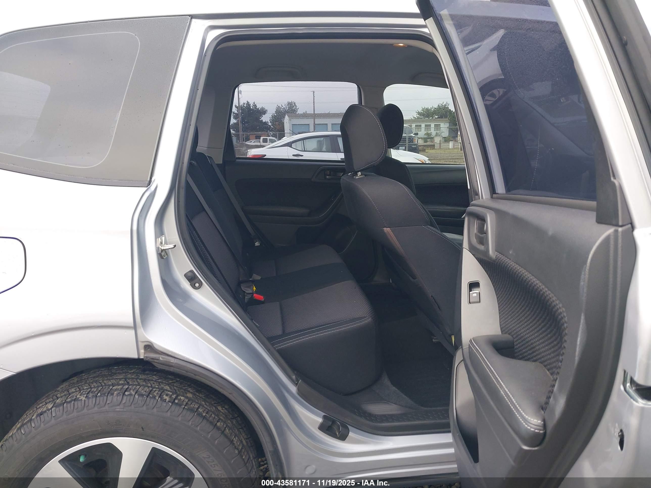 SUBARU FORESTER image 8