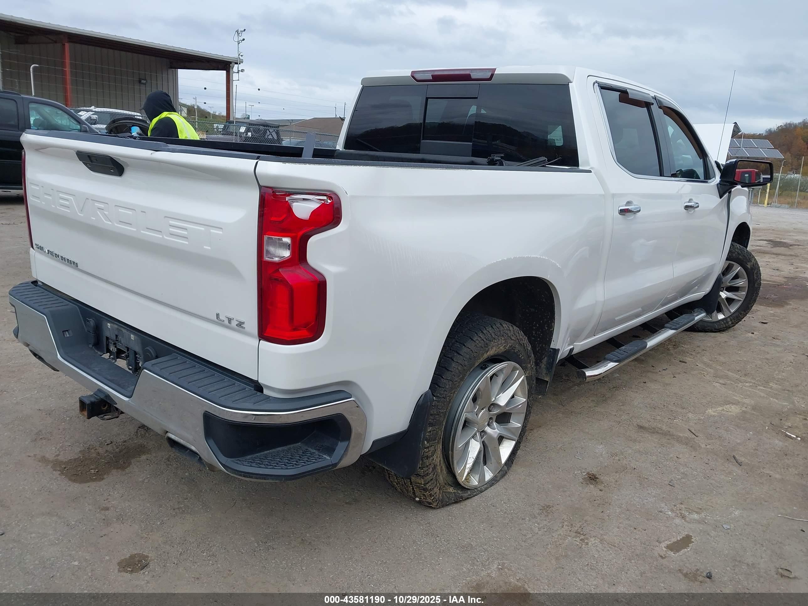 CHEVROLET SILVERADO image 4
