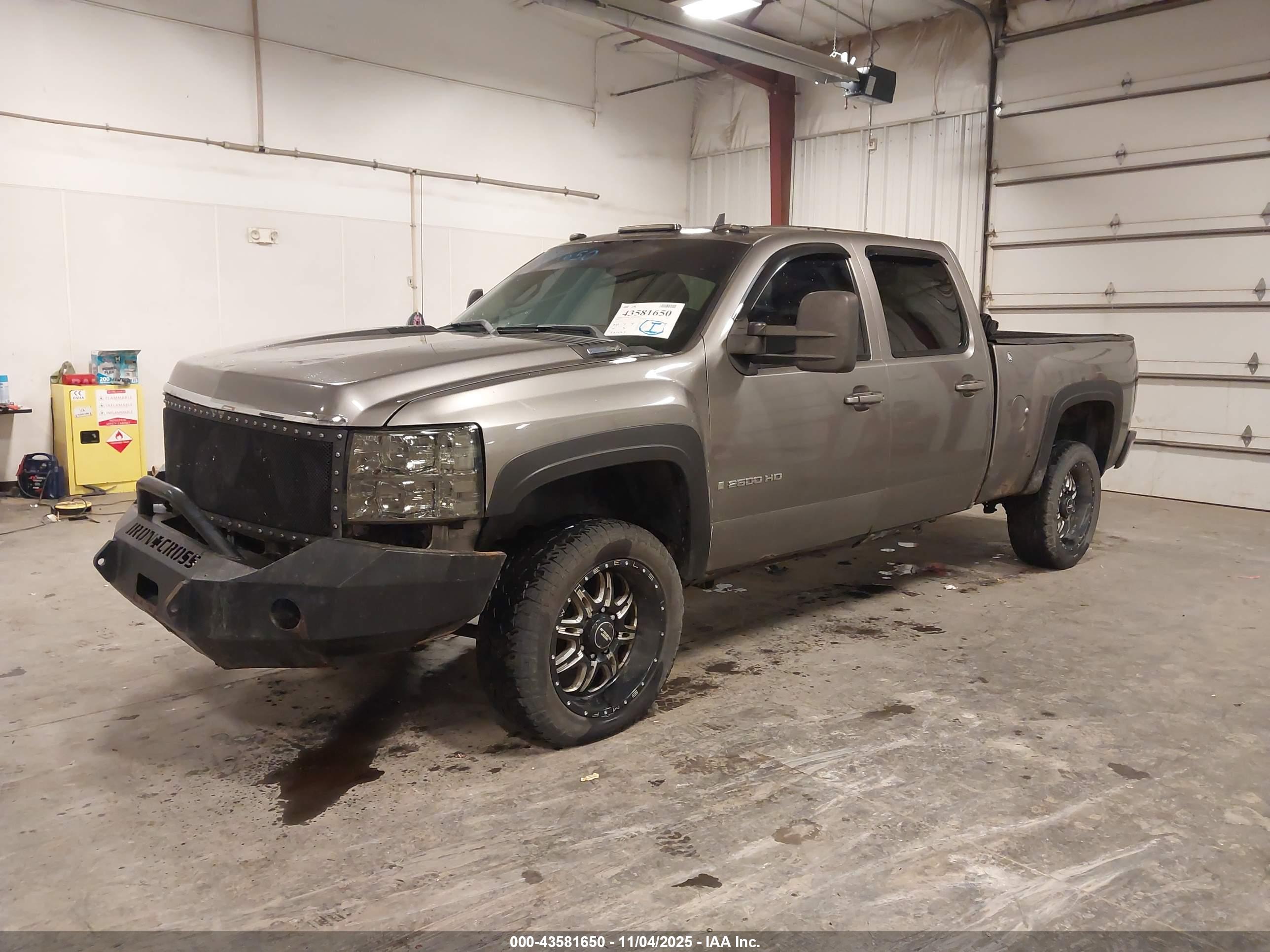 CHEVROLET SILVERADO image 2