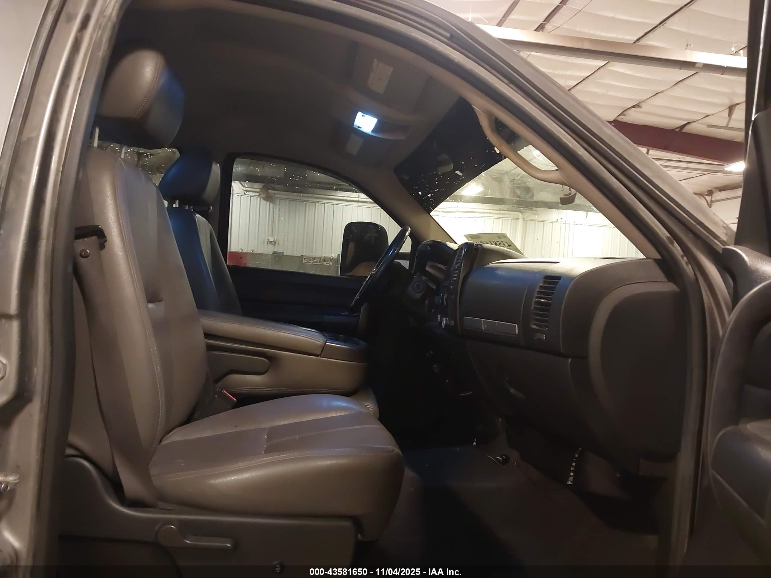 CHEVROLET SILVERADO image 5