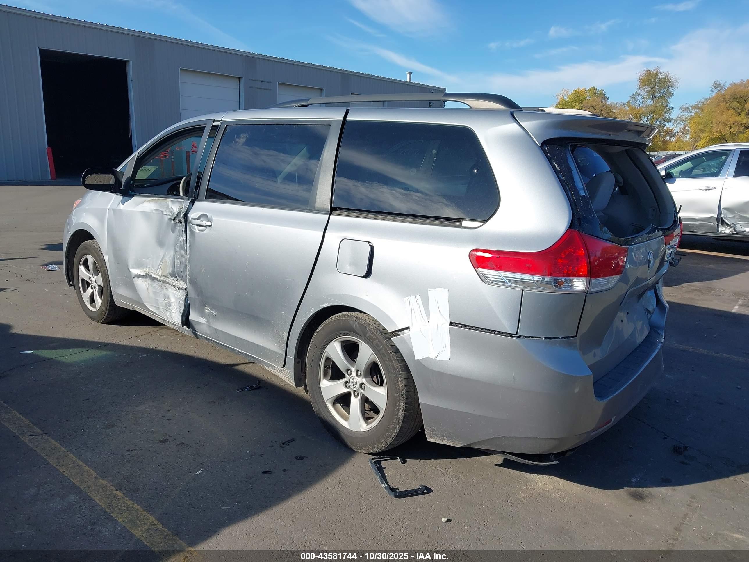 TOYOTA SIENNA image 3