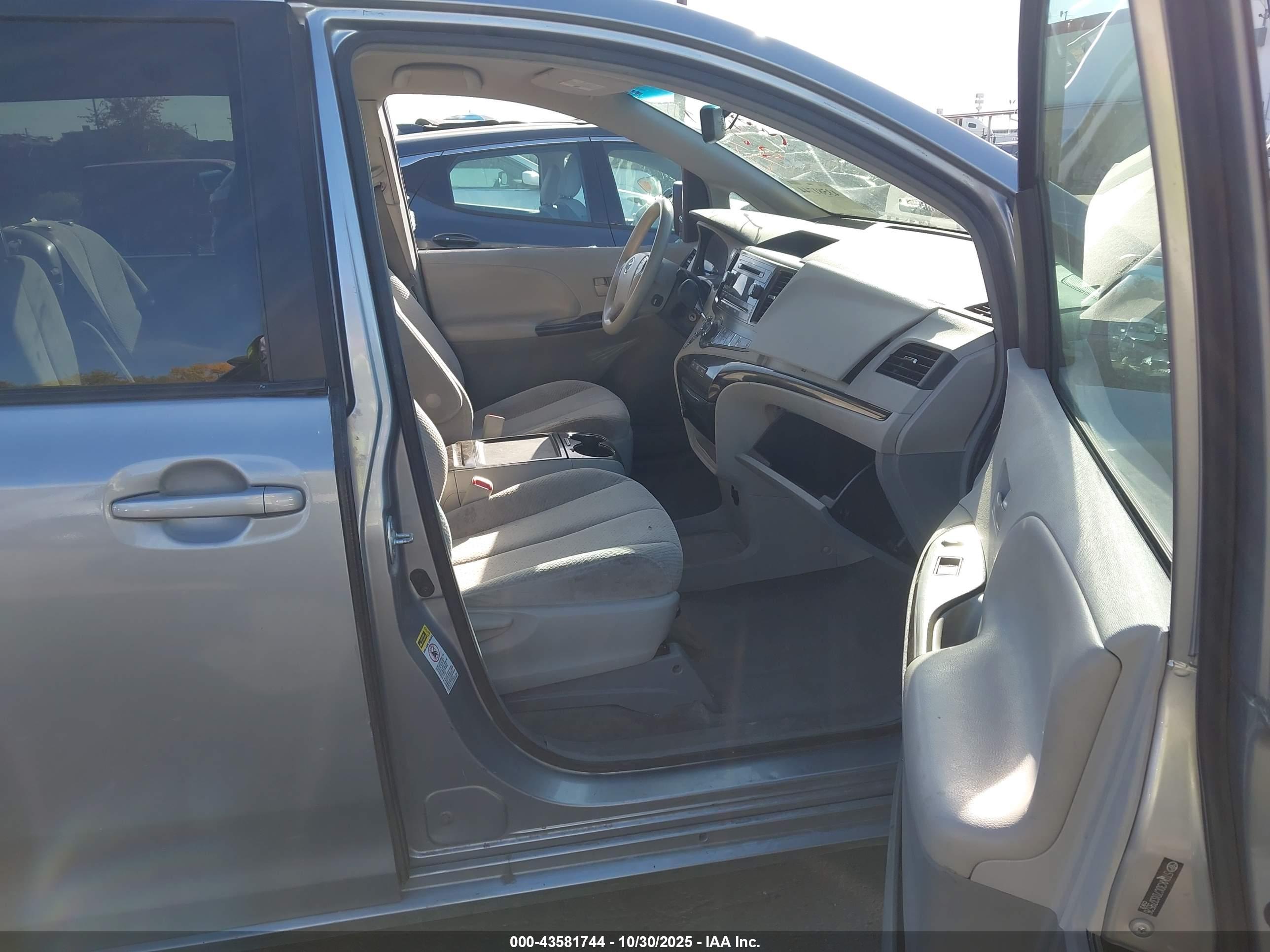 TOYOTA SIENNA image 5