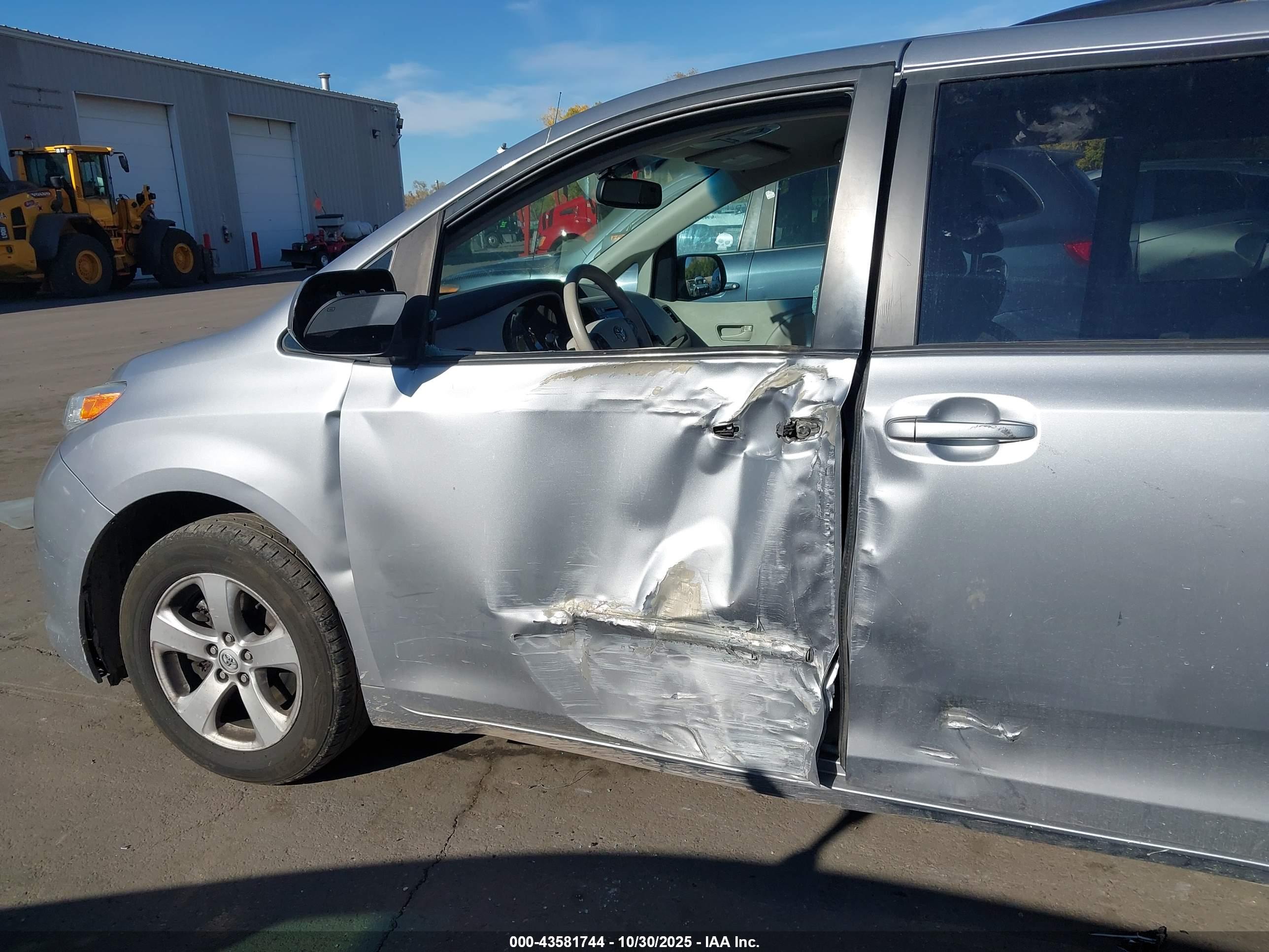 TOYOTA SIENNA image 6