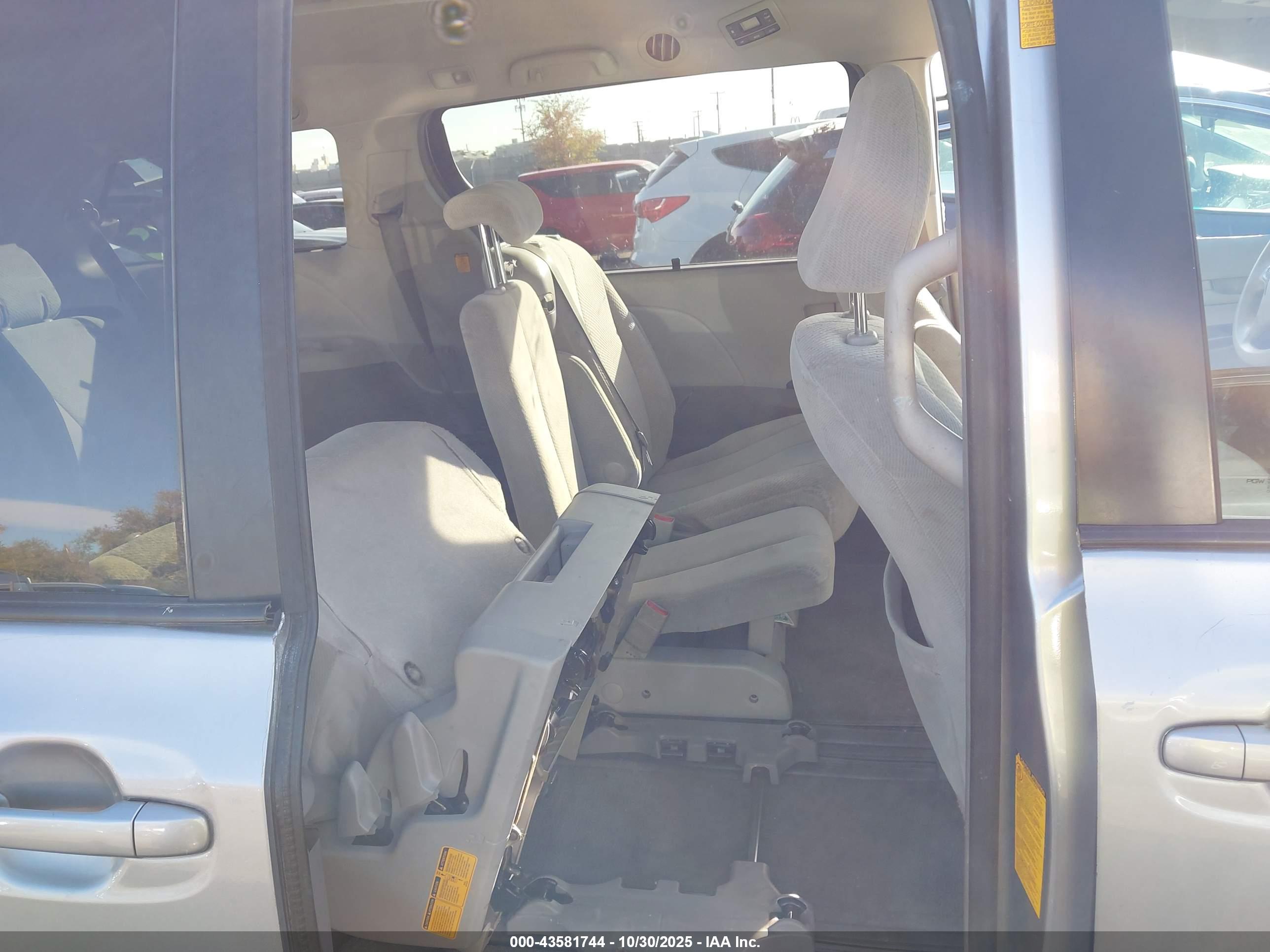 TOYOTA SIENNA image 8
