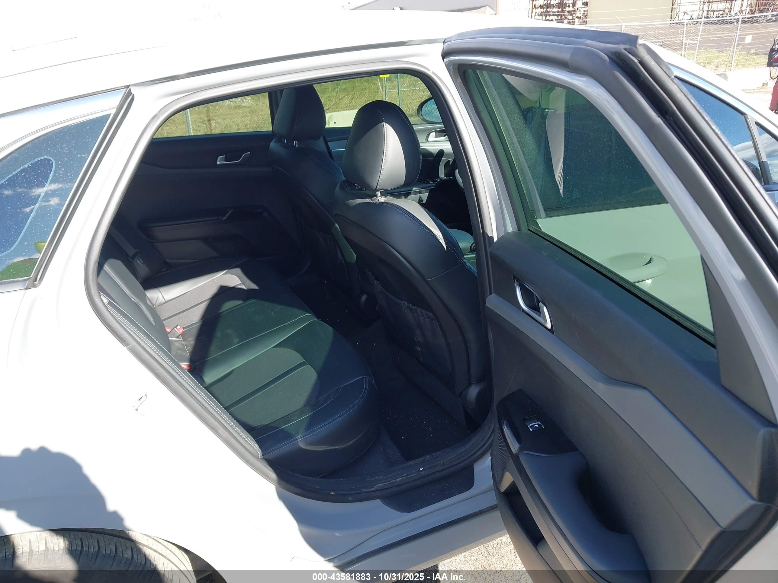 KIA K5 image 8