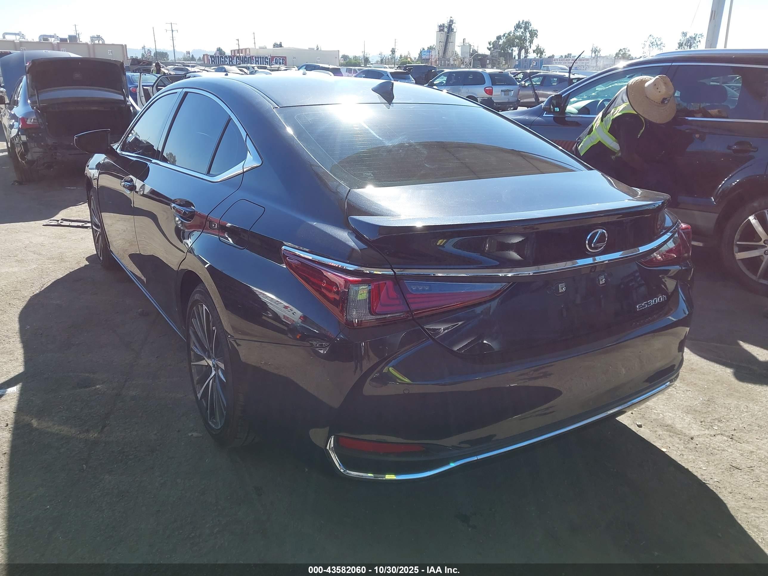 LEXUS ES image 3