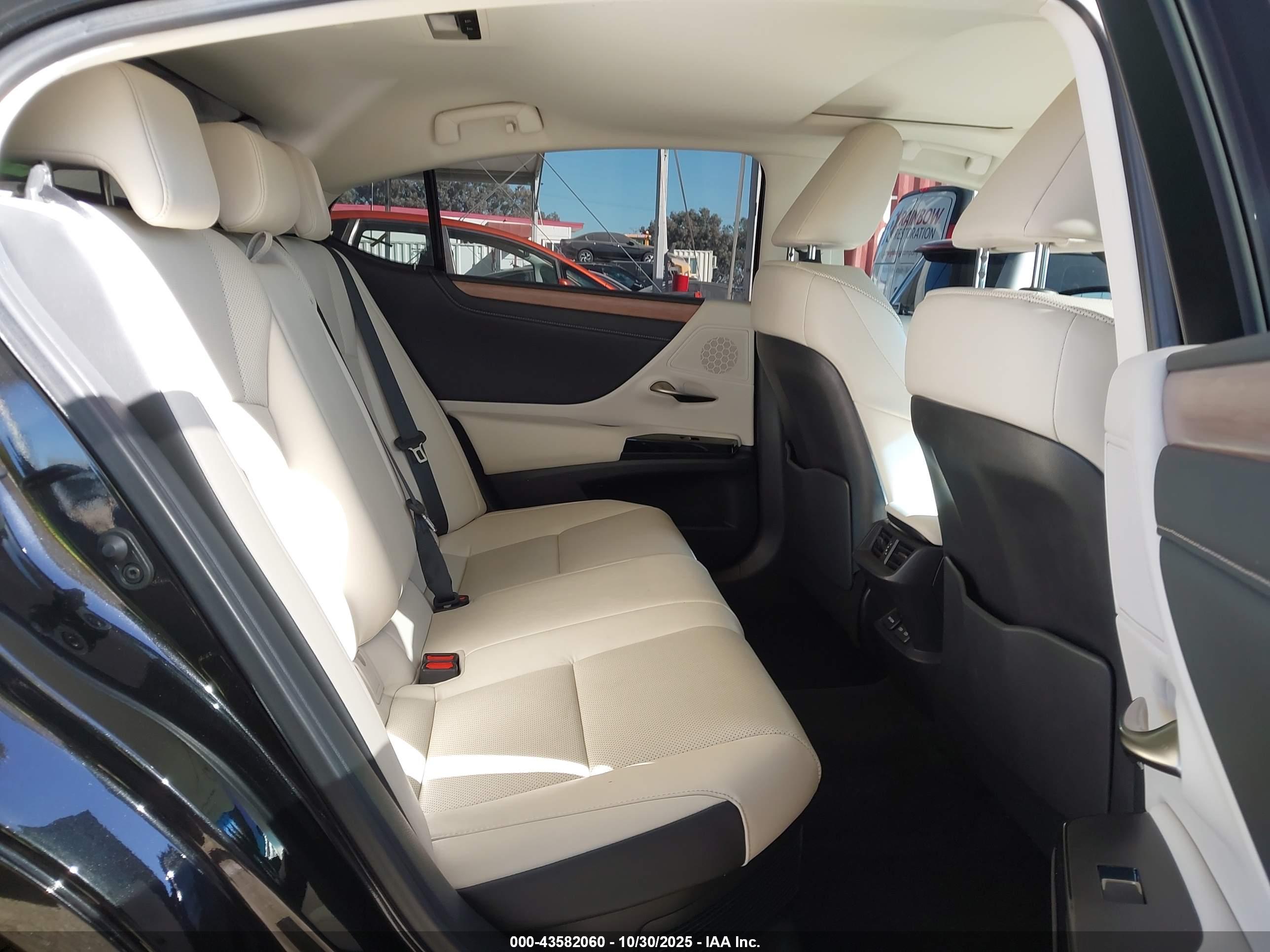 LEXUS ES image 8