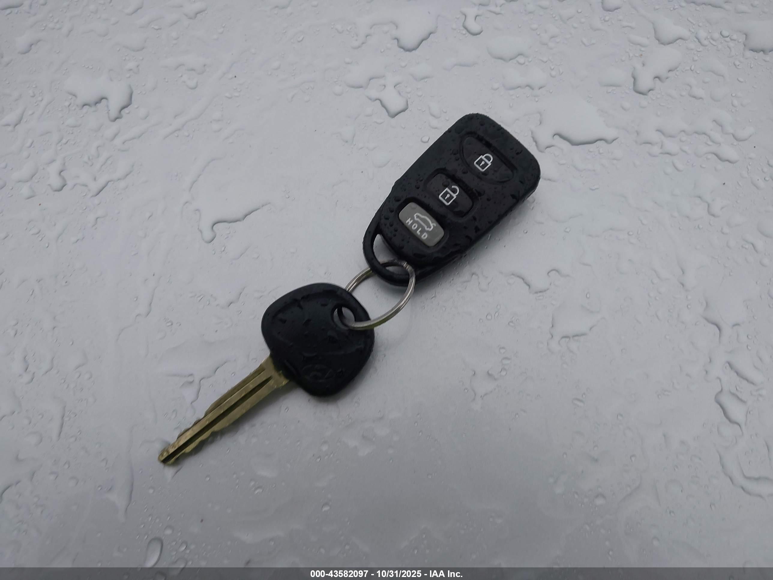HYUNDAI ELANTRA image 11