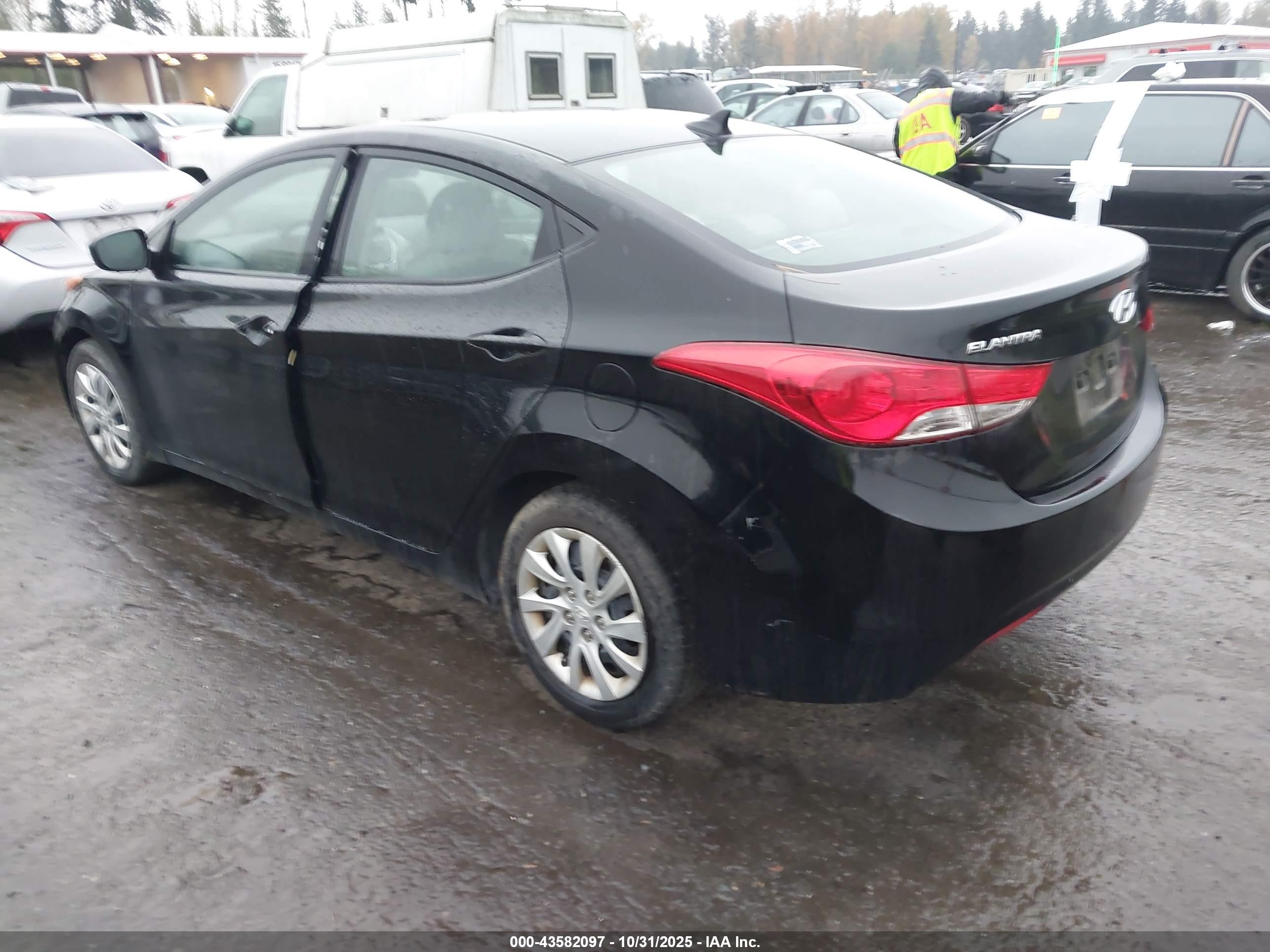 HYUNDAI ELANTRA image 3