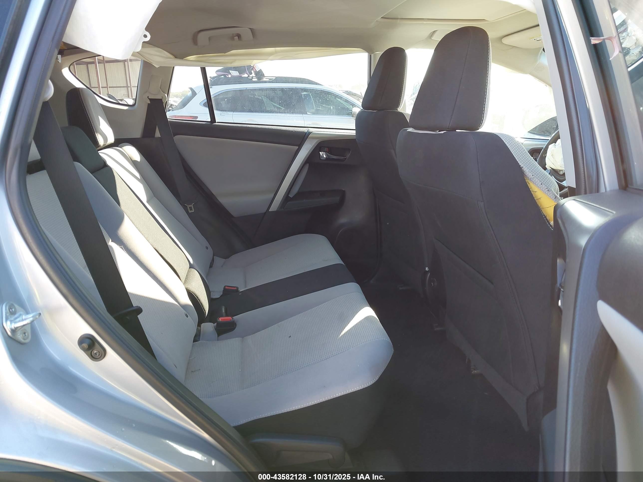TOYOTA RAV4 image 8