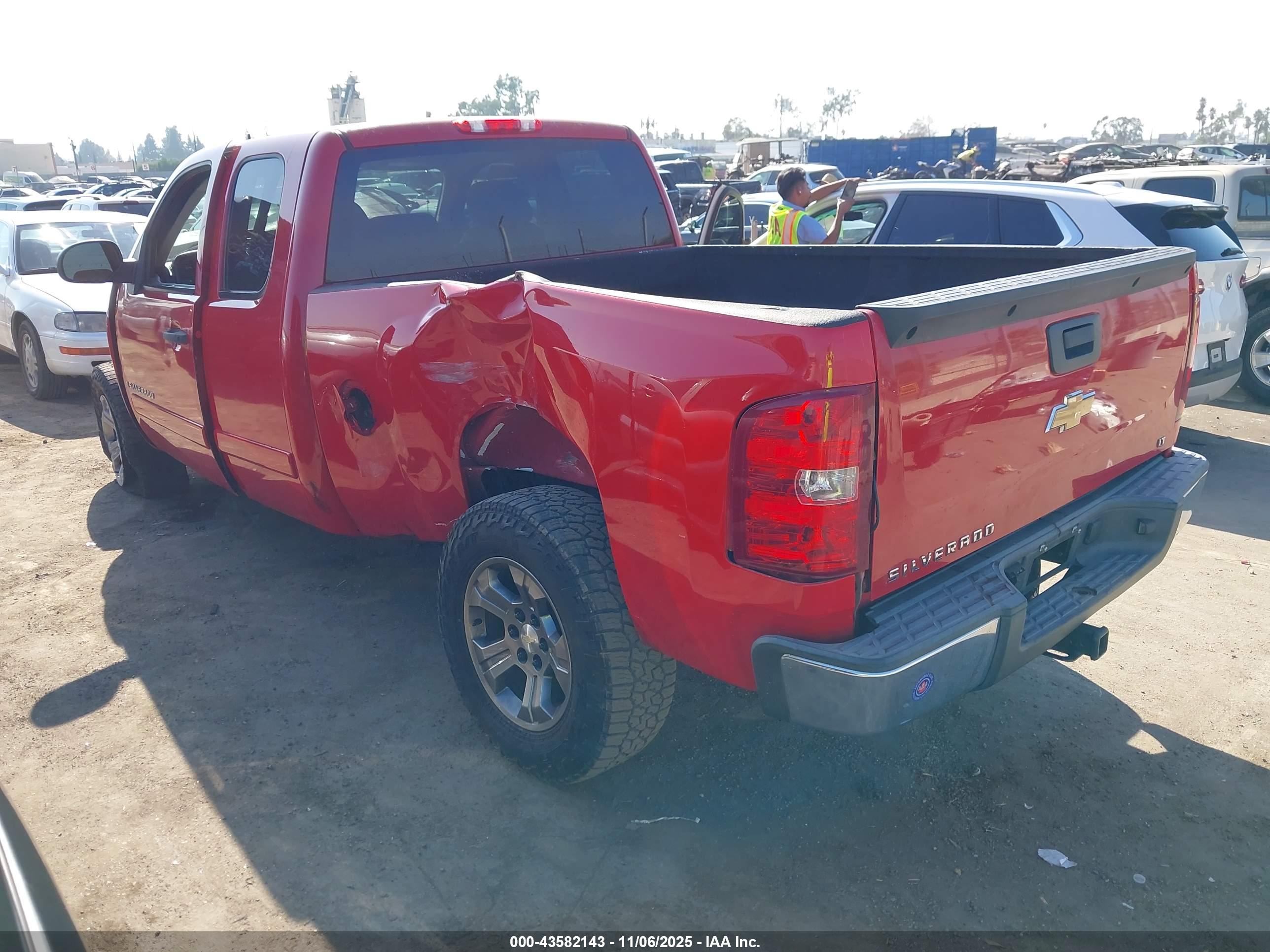 CHEVROLET SILVERADO image 3