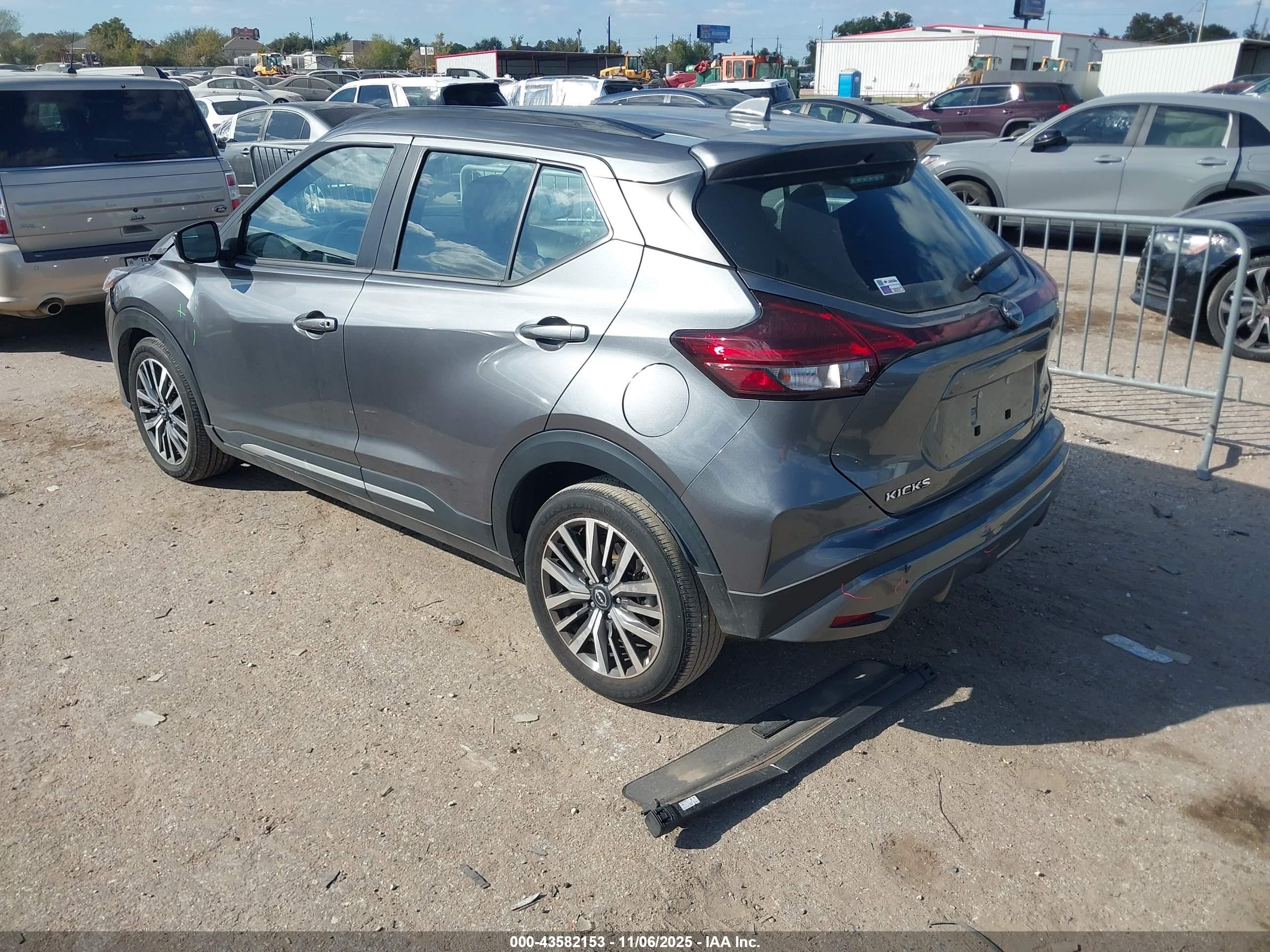 NISSAN KICKS image 3