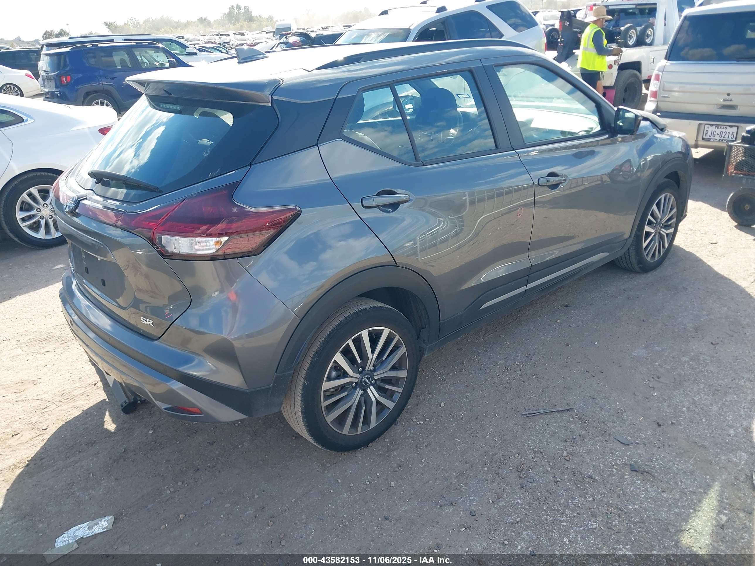 NISSAN KICKS image 4