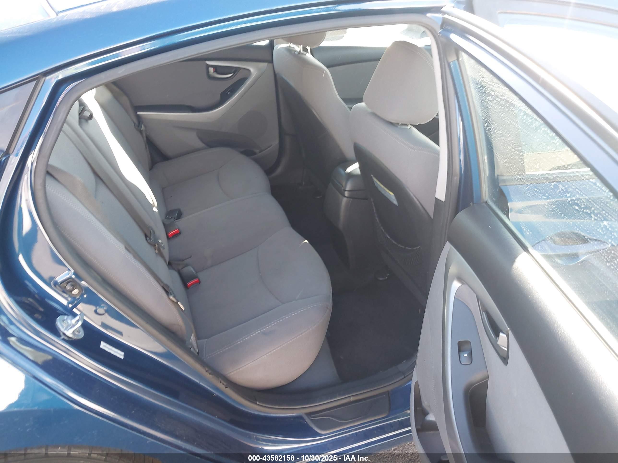 HYUNDAI ELANTRA image 8