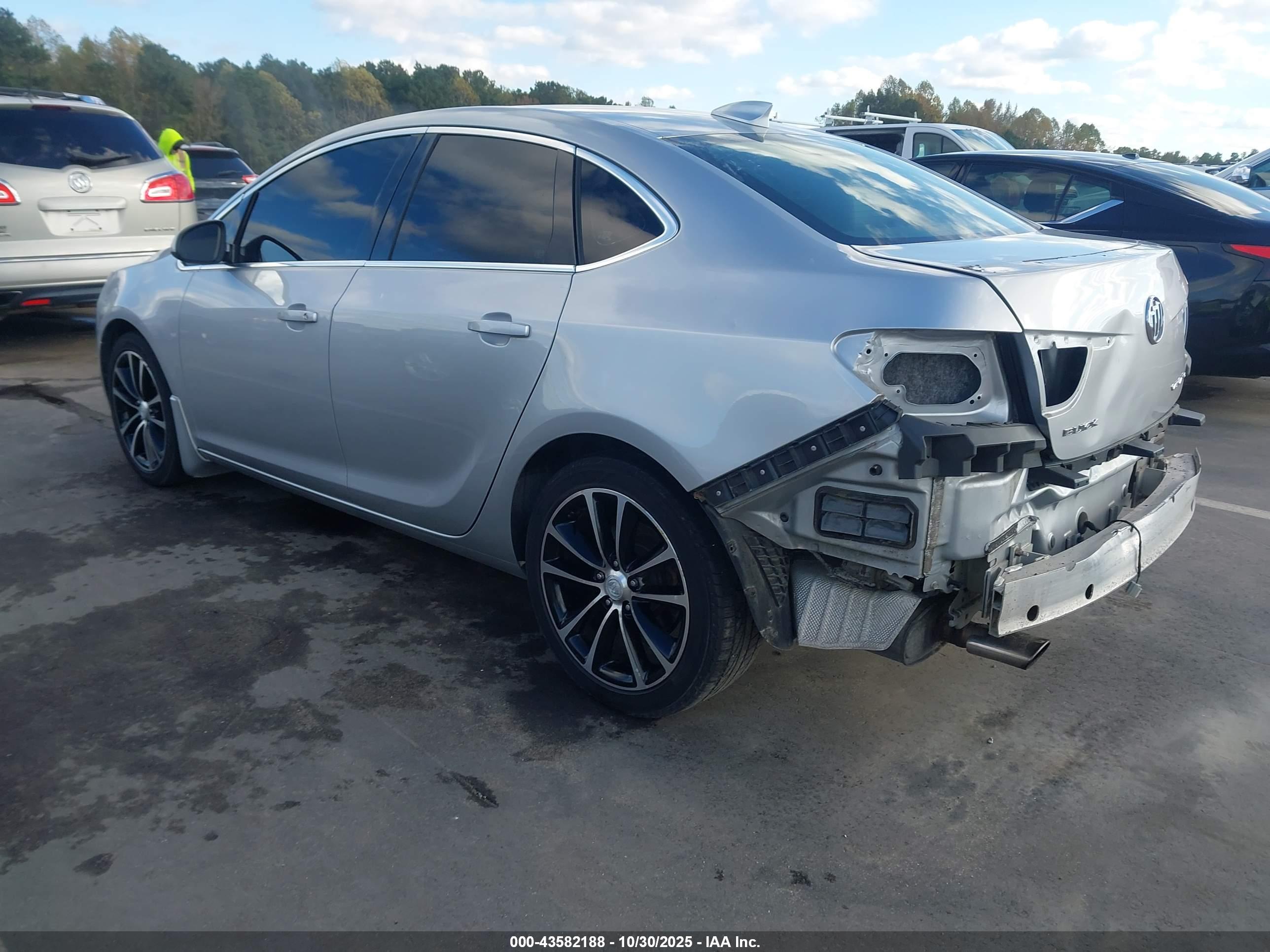 BUICK VERANO image 3