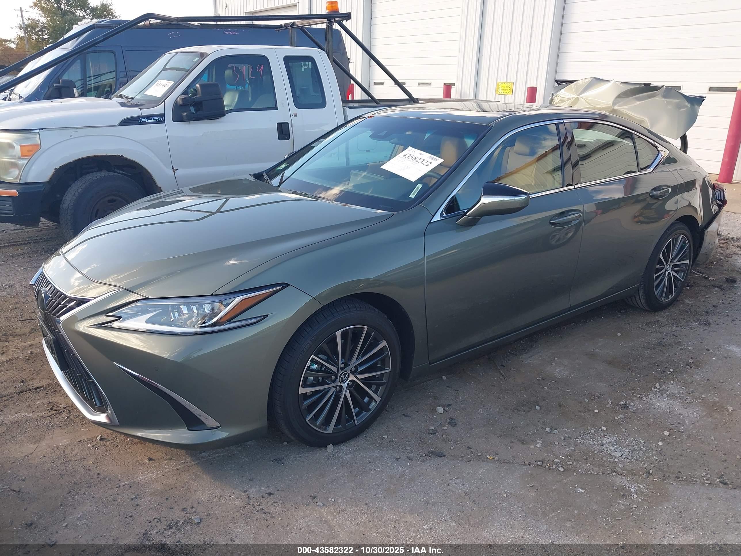 LEXUS ES image 2