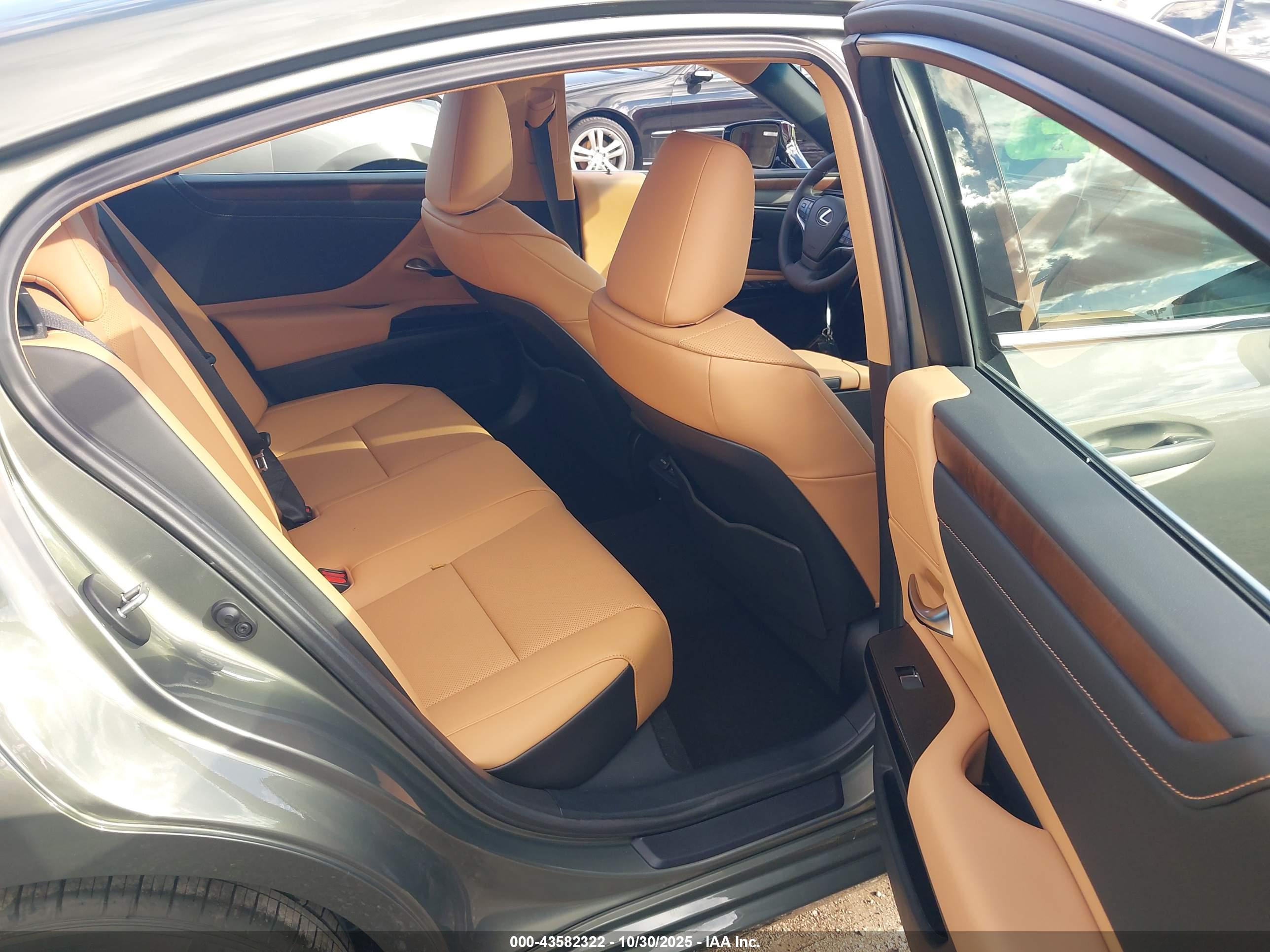 LEXUS ES image 8