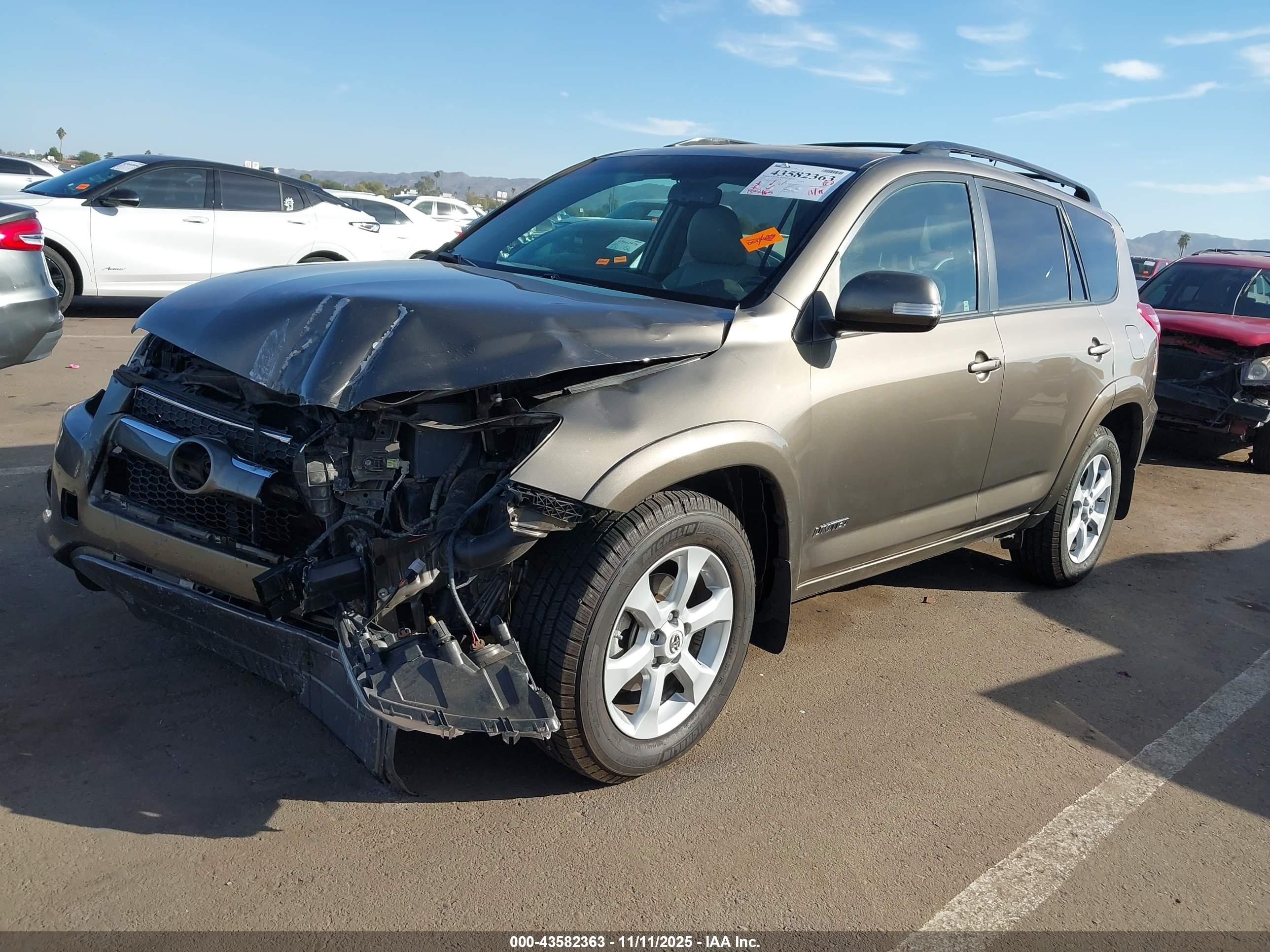TOYOTA RAV4 image 2