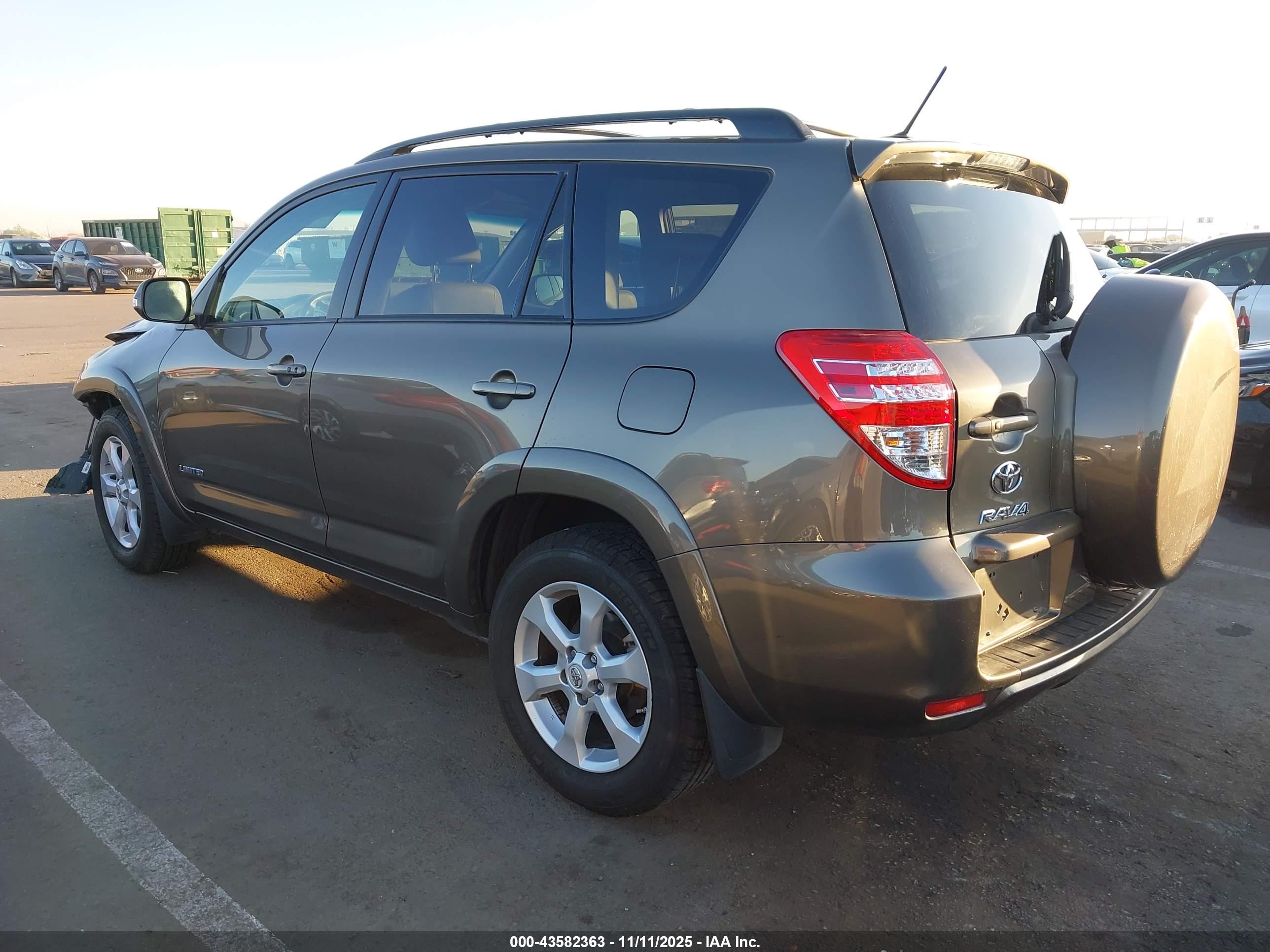 TOYOTA RAV4 image 3