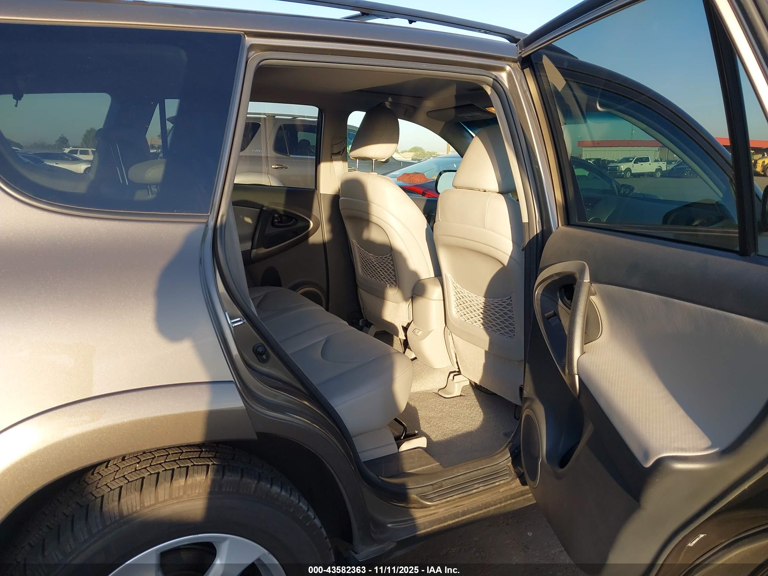 TOYOTA RAV4 image 8