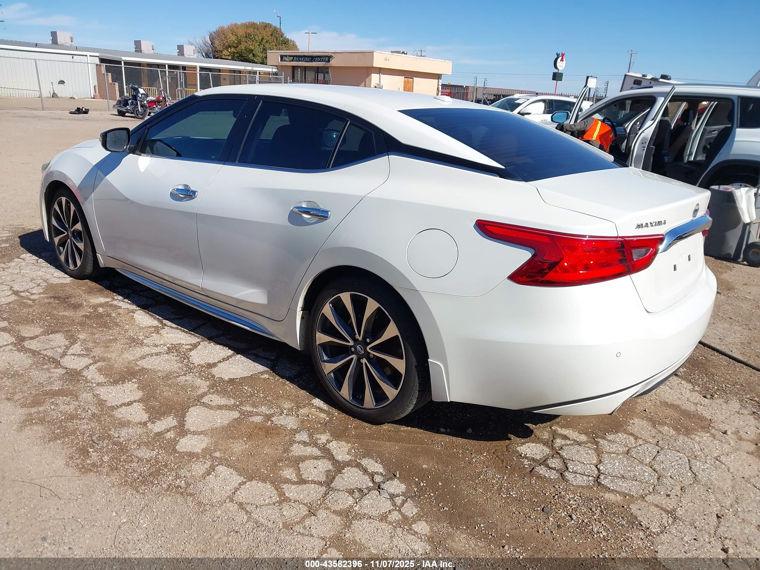 NISSAN MAXIMA image 3