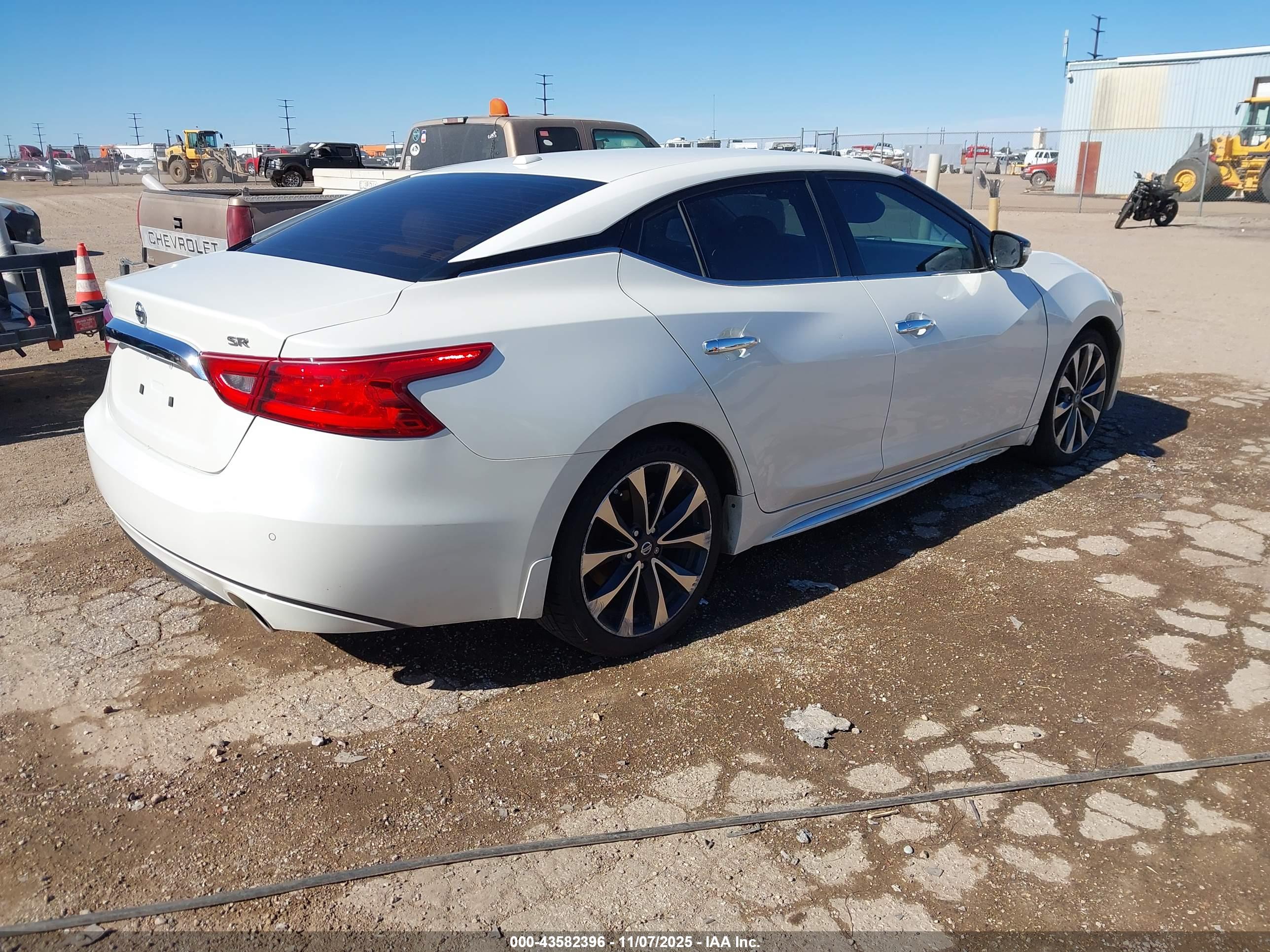 NISSAN MAXIMA image 4