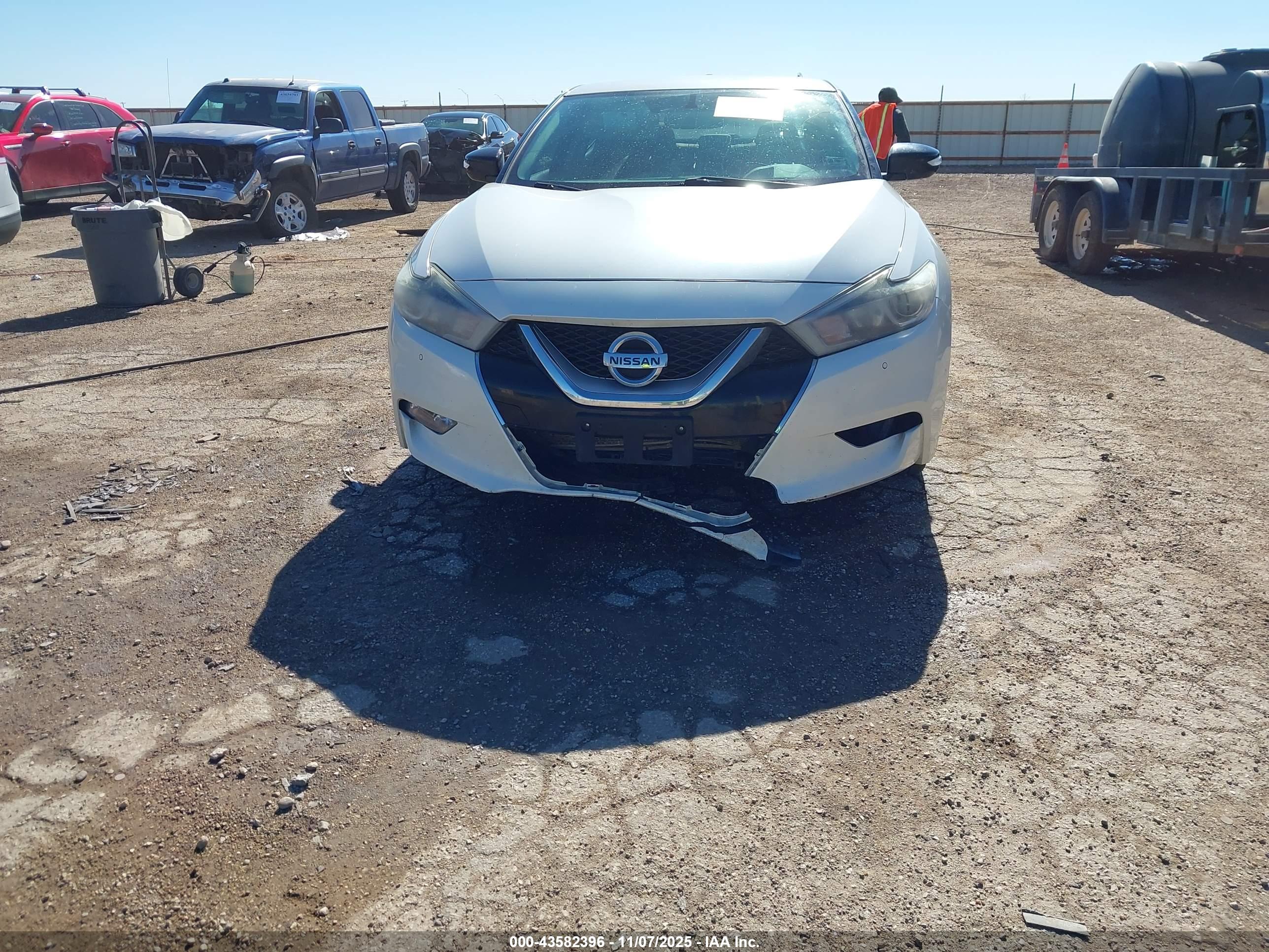 NISSAN MAXIMA image 6