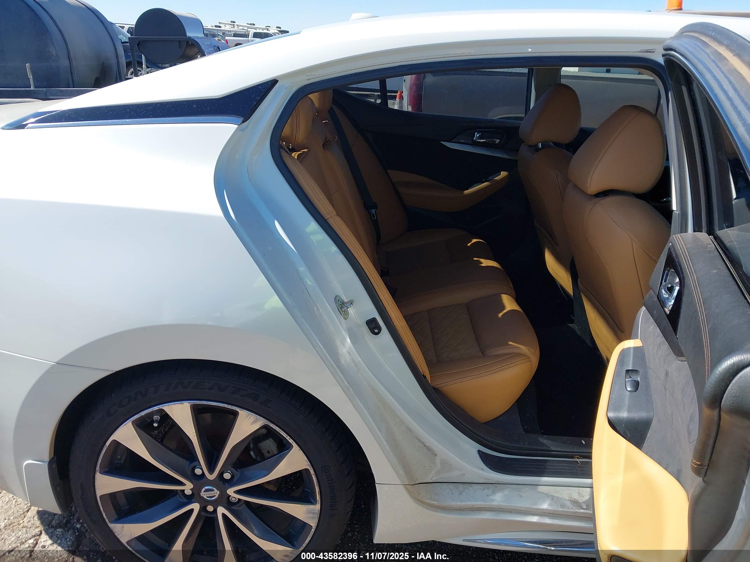 NISSAN MAXIMA image 8