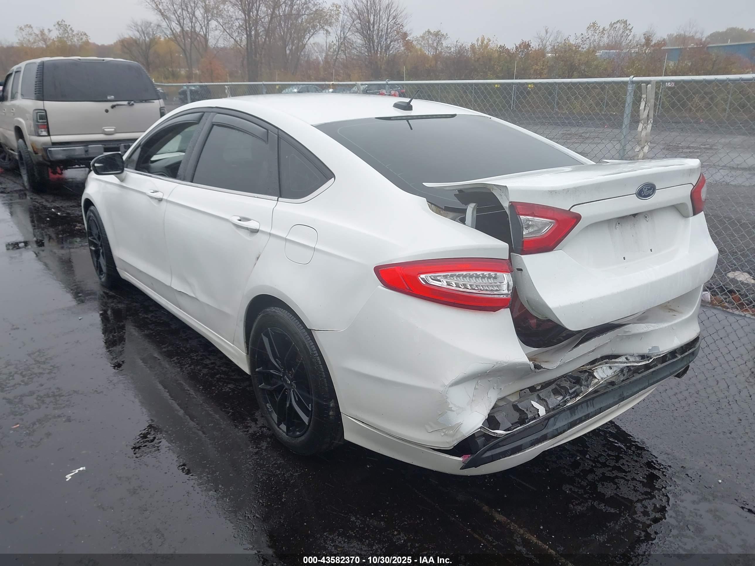 FORD FUSION image 3
