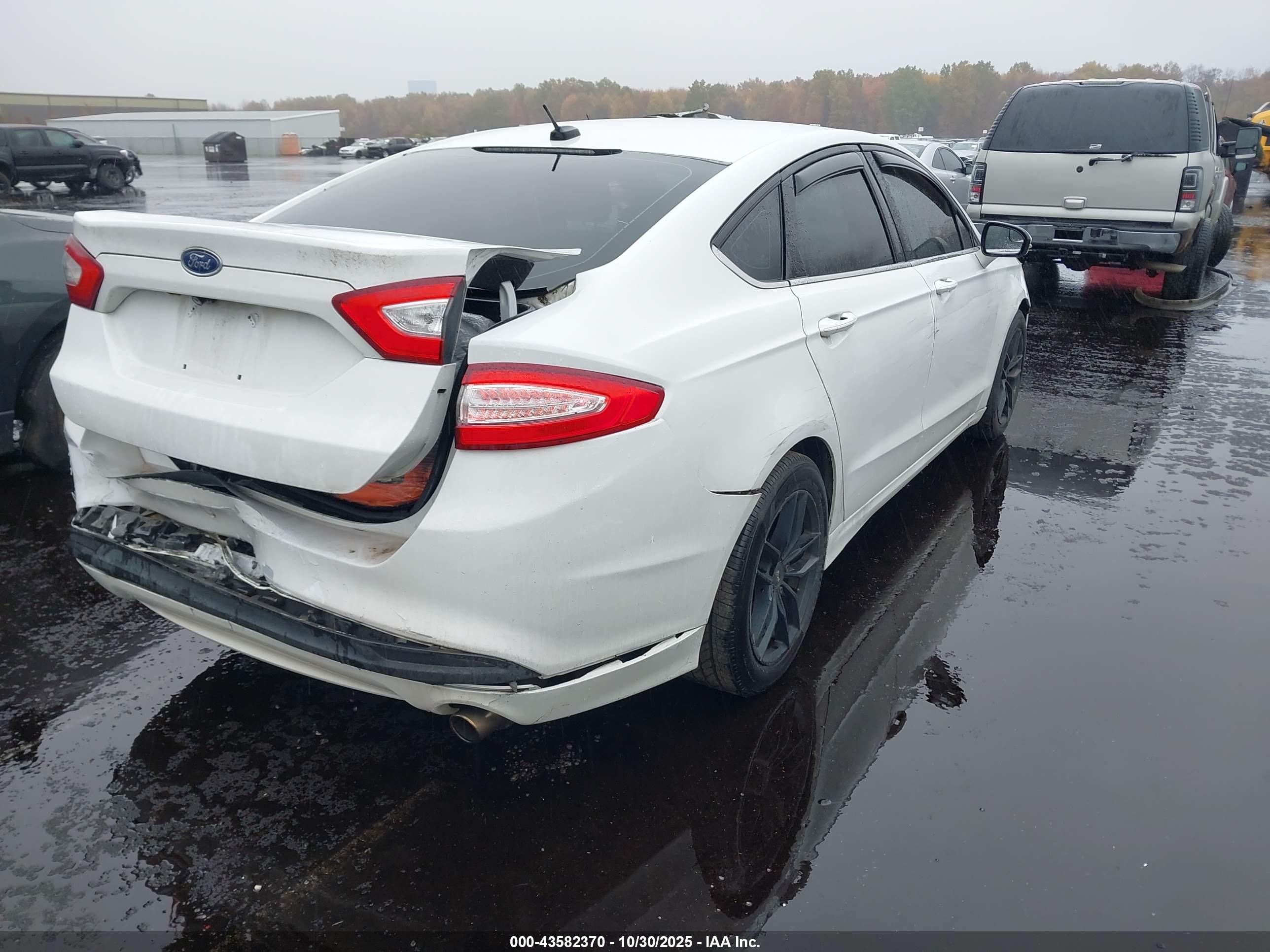 FORD FUSION image 4