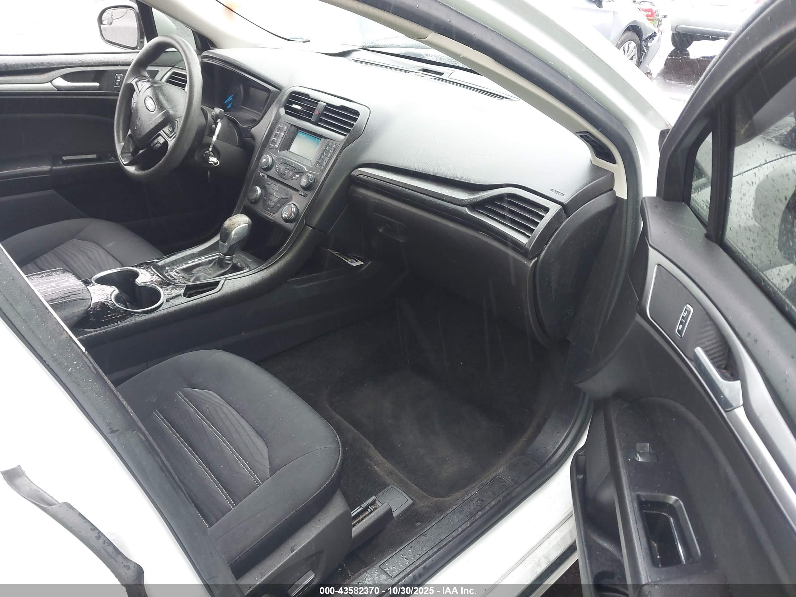 FORD FUSION image 5