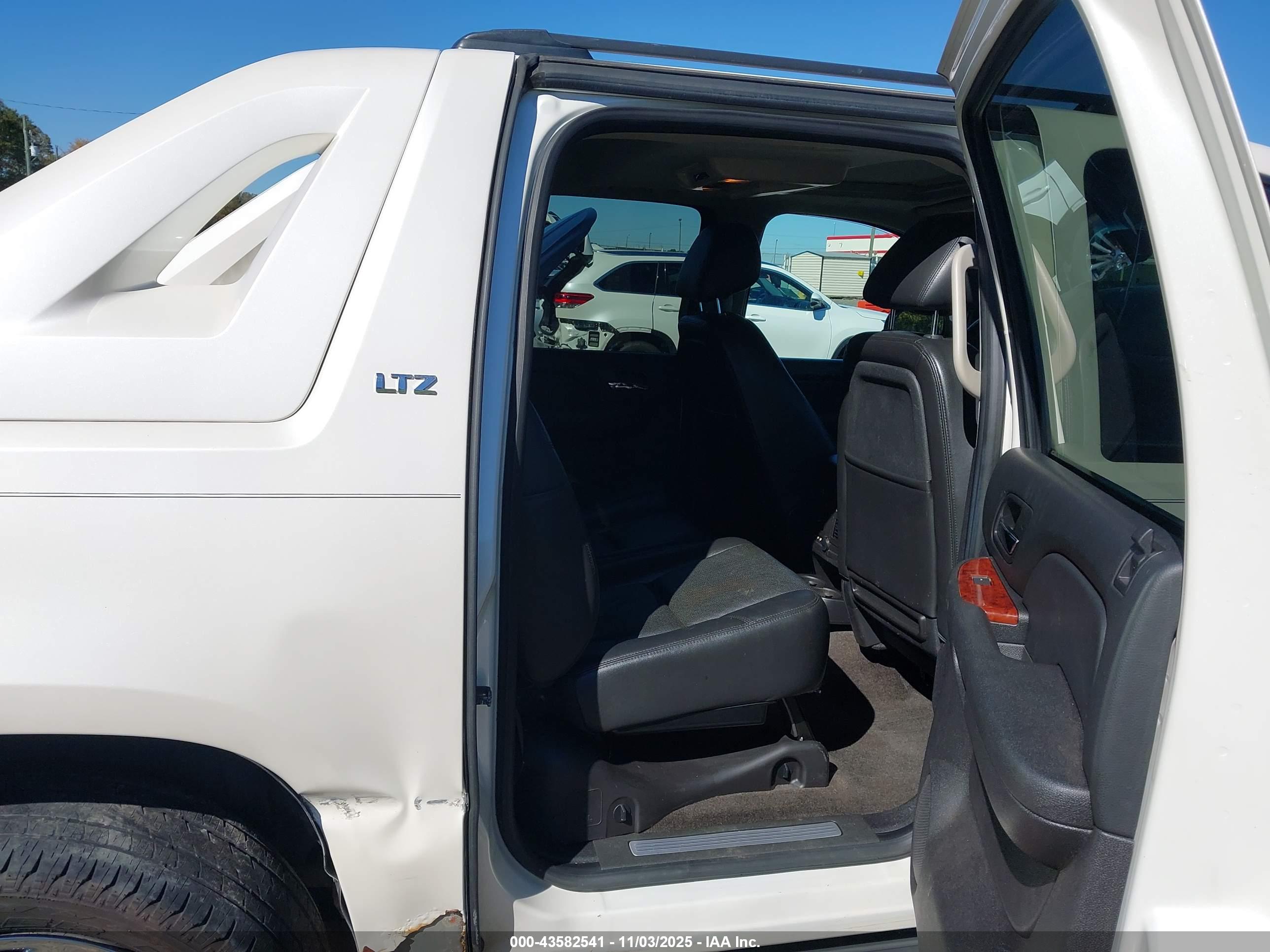 CHEVROLET AVALANCHE image 8