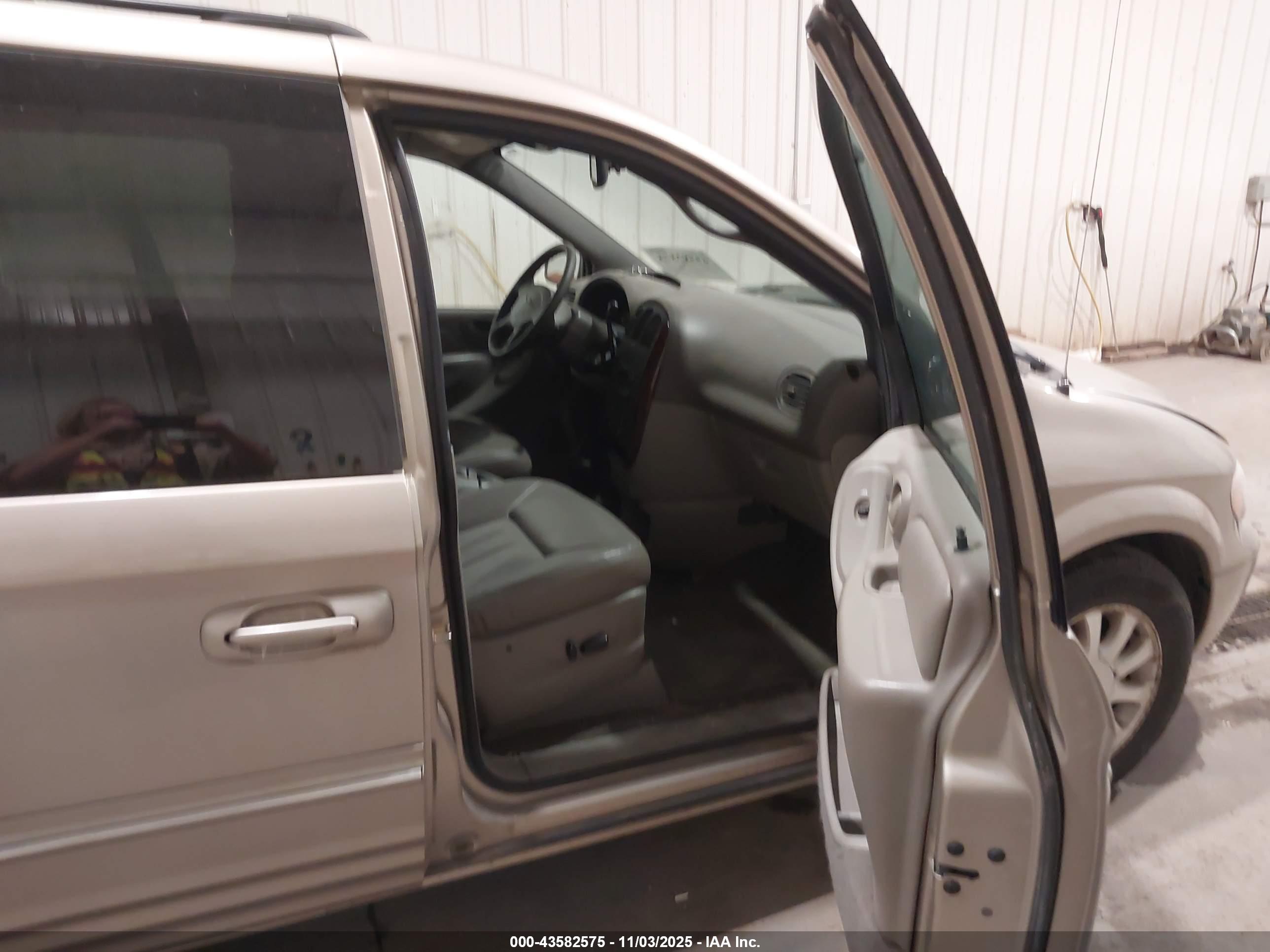 CHRYSLER TOWN image 5